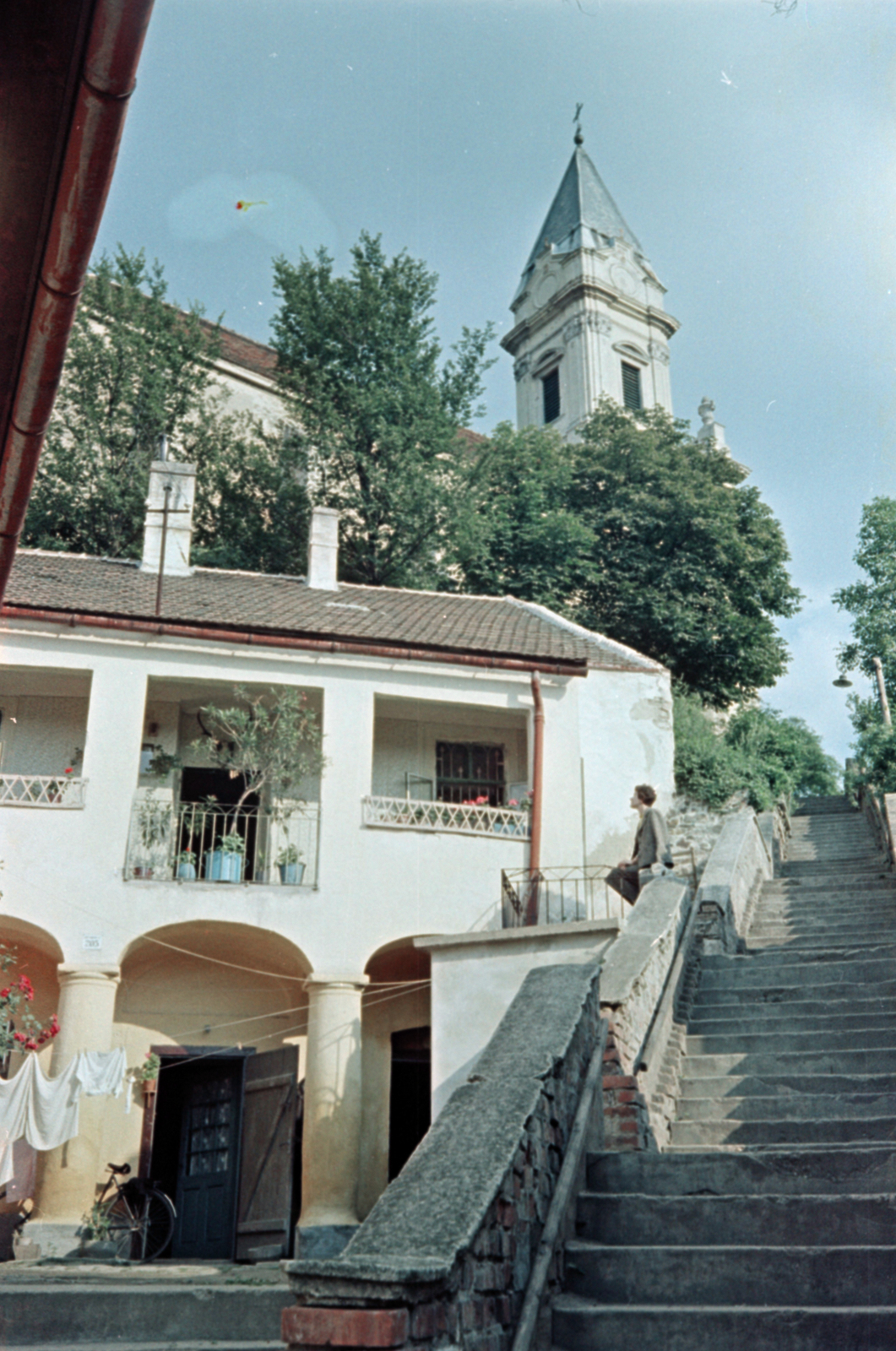 Hungary, Sopron, Sopronbánfalva, a Mennyek Királynője-templom felé vezető lépcső., 1961, Lőrincze Judit, colorful, flight of stairs, Fortepan #188821