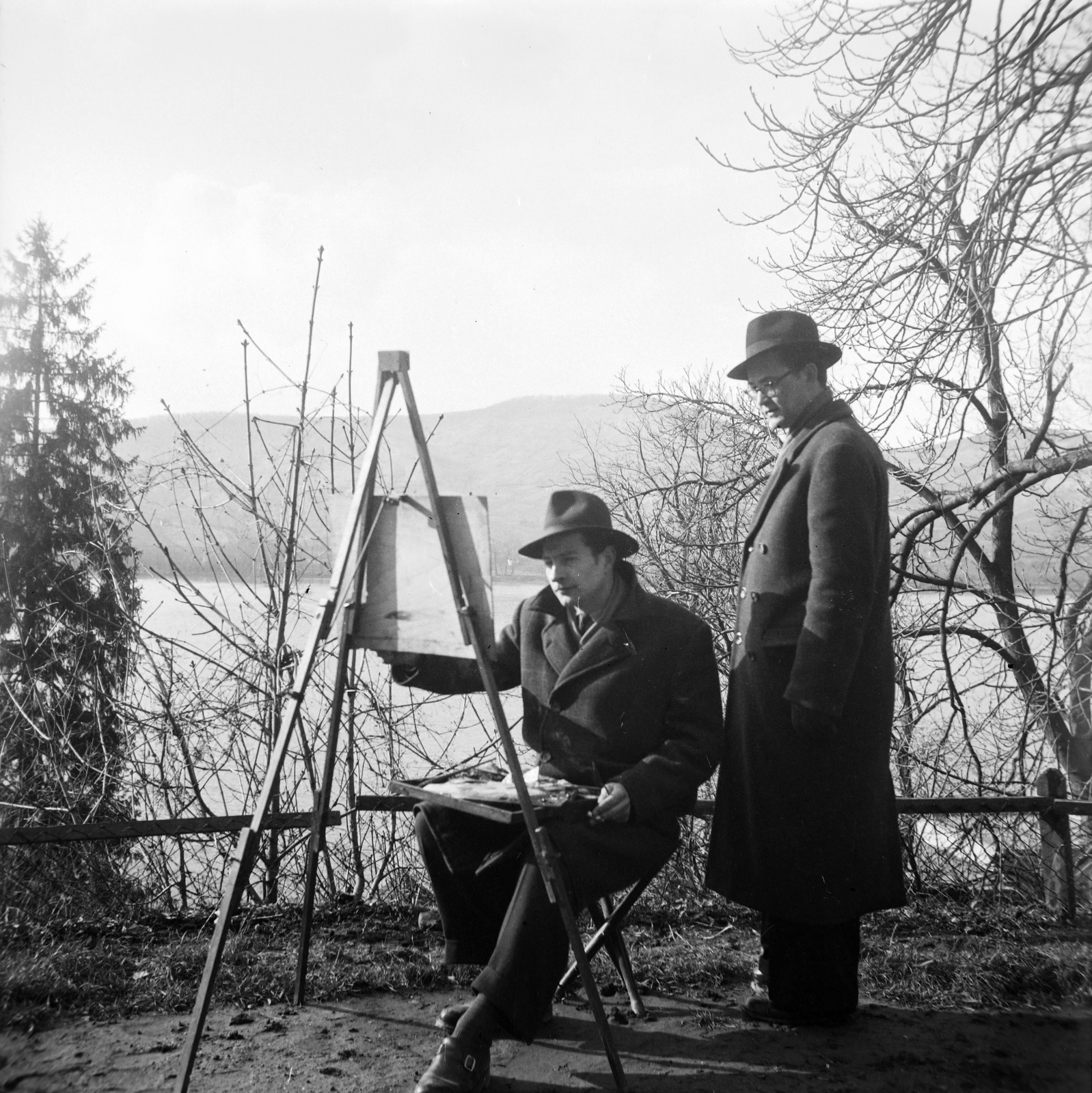 Hungary,Danube Bend, Visegrád, Duna-part a Salamon-torony közelében. Balra Szentgyörgyi Kornél festőművész, jobbra Mácsai István festőművész áll., 1954, Merza József, celebrity, easel, Fortepan #188853