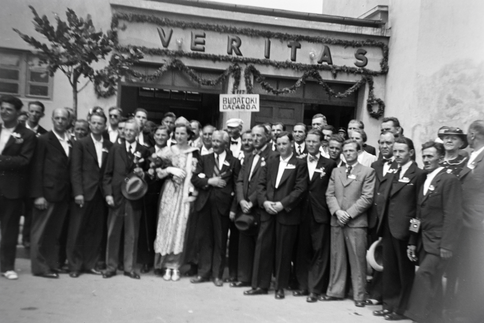 Slovakia, Košice, Domonkos tér, VERITAS - a Domonkosok kulturális központja. Jobbra a Domonkos templom fala. A felvétel a Kassai országos dalosünnepély alkalmával készült a Budafoki dalárda tagjairól., 1939, Merza József, choral society, Fortepan #188863