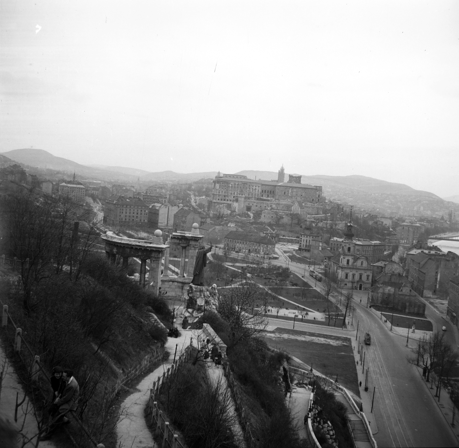 Magyarország, Budapest I., kilátás a Tabánra, előtérben a Szent Gellért szobor, háttérben a Királyi Palota (később Budavári Palota)., 1955, Merza József, Budapest, képarány: négyzetes, látkép, Fortepan #188865