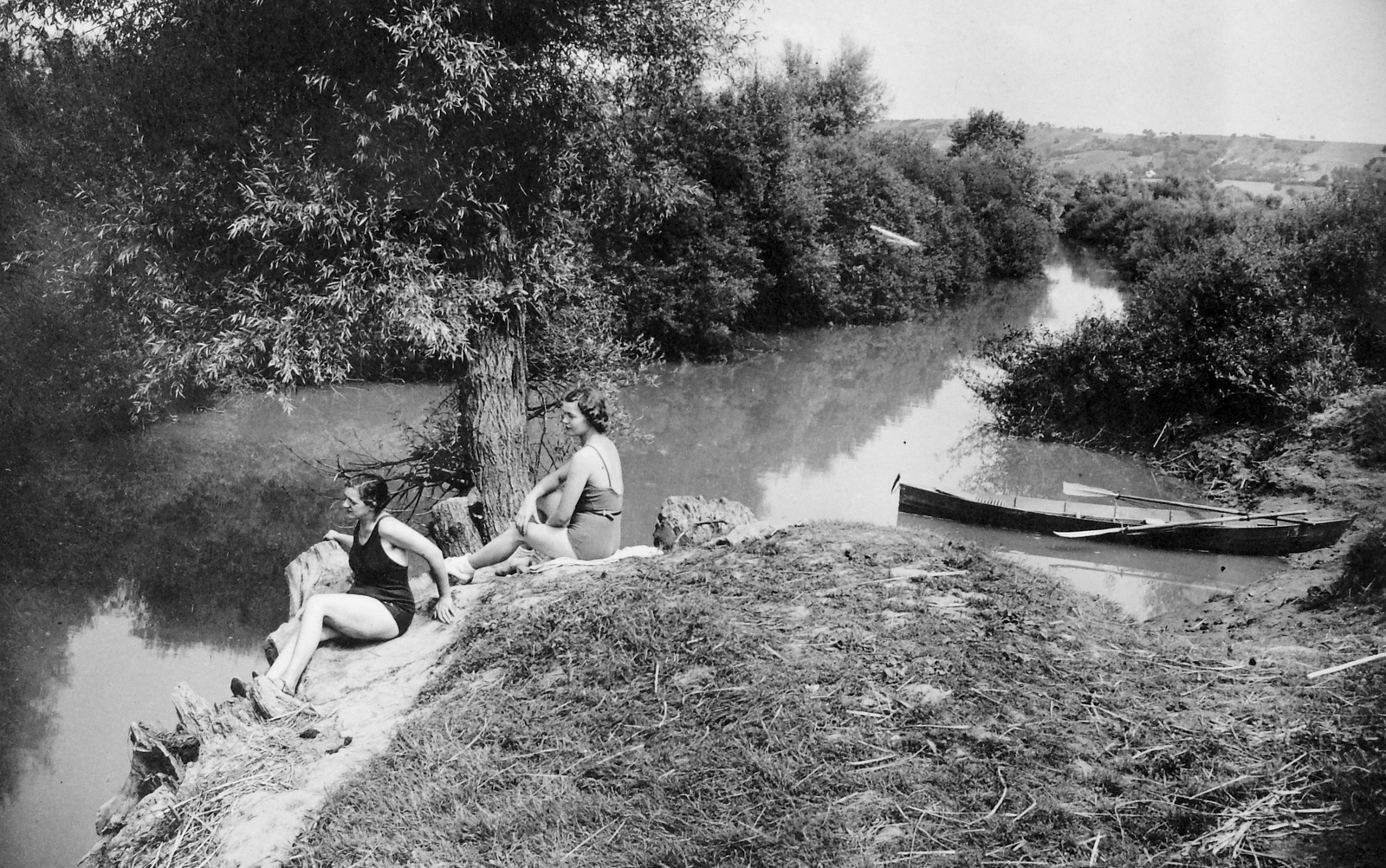 Hungary, Balassagyarmat, Ipoly-part, távolban a Tótgyarmati dombok., 1939, Torjay Attila, boat, sunbathe, Fortepan #18887