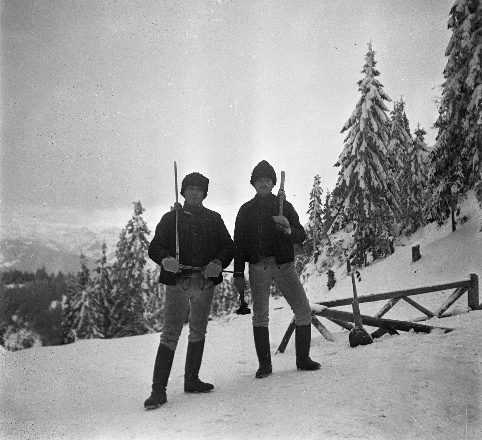1940, Magyar Földrajzi Múzeum / Lang Sándor, axe, boots, Fortepan #188892