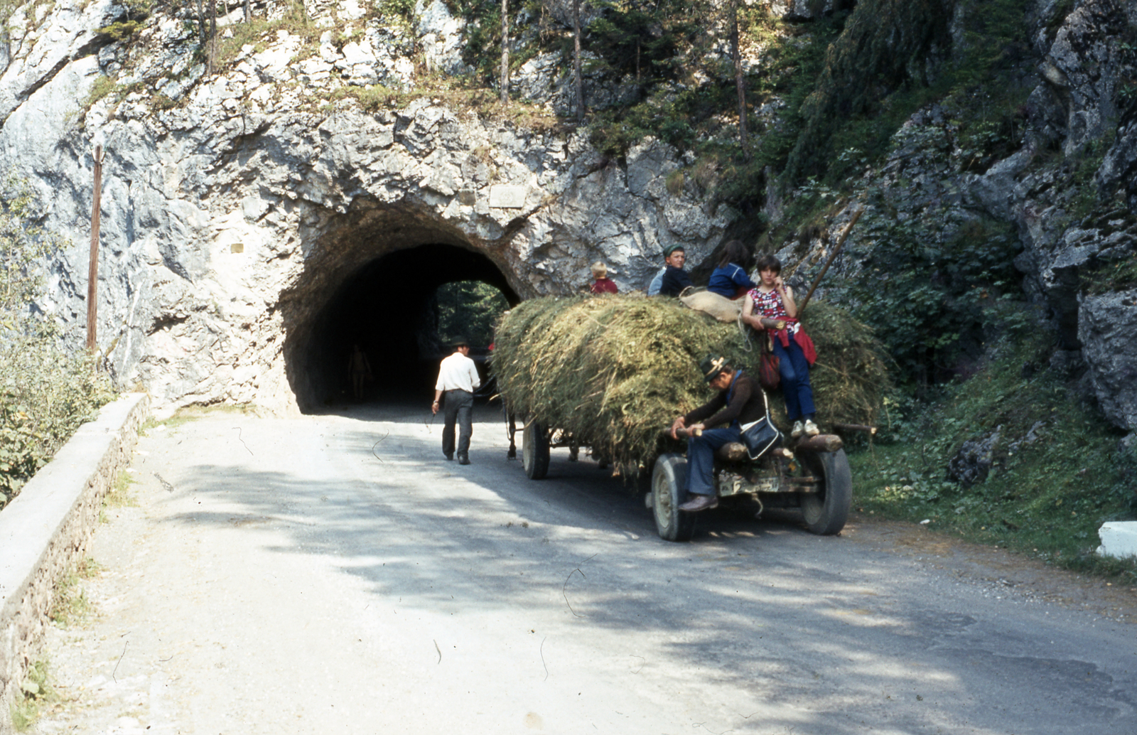 Romania,Transylvania, Bicaz Canyon, közúti alagút., 1982, Magyar Földrajzi Múzeum / Nemerkényi, chariot, colorful, tunnel, Fortepan #188929