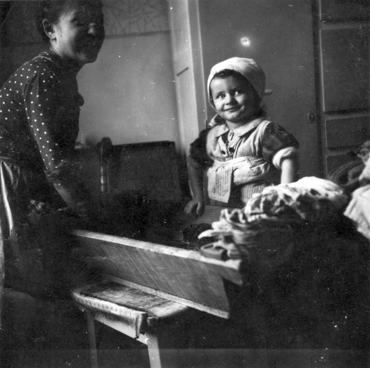1930, Torjay Attila, washing, woman, kitchen stool, tub, double portrait, kid, Fortepan #18894