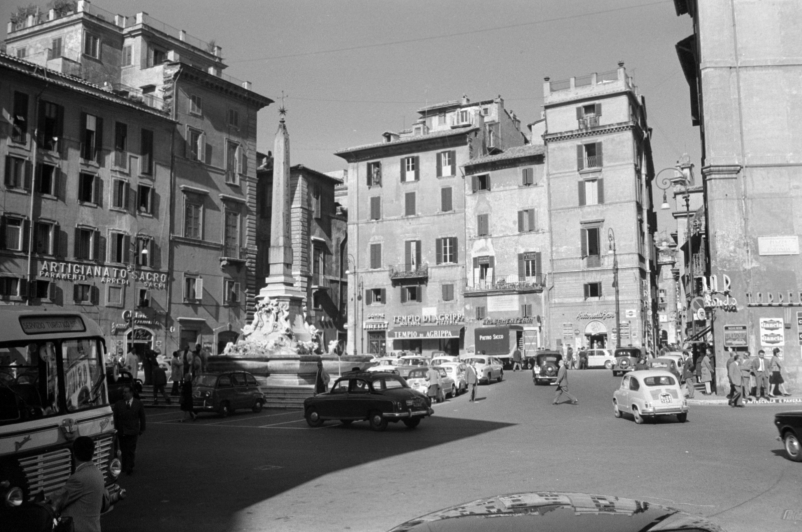 Italy, Rome, Piazza della Rotonda, középen a Fontana del Pantheon., 1968, Fortepan/Album041, Fortepan #188948