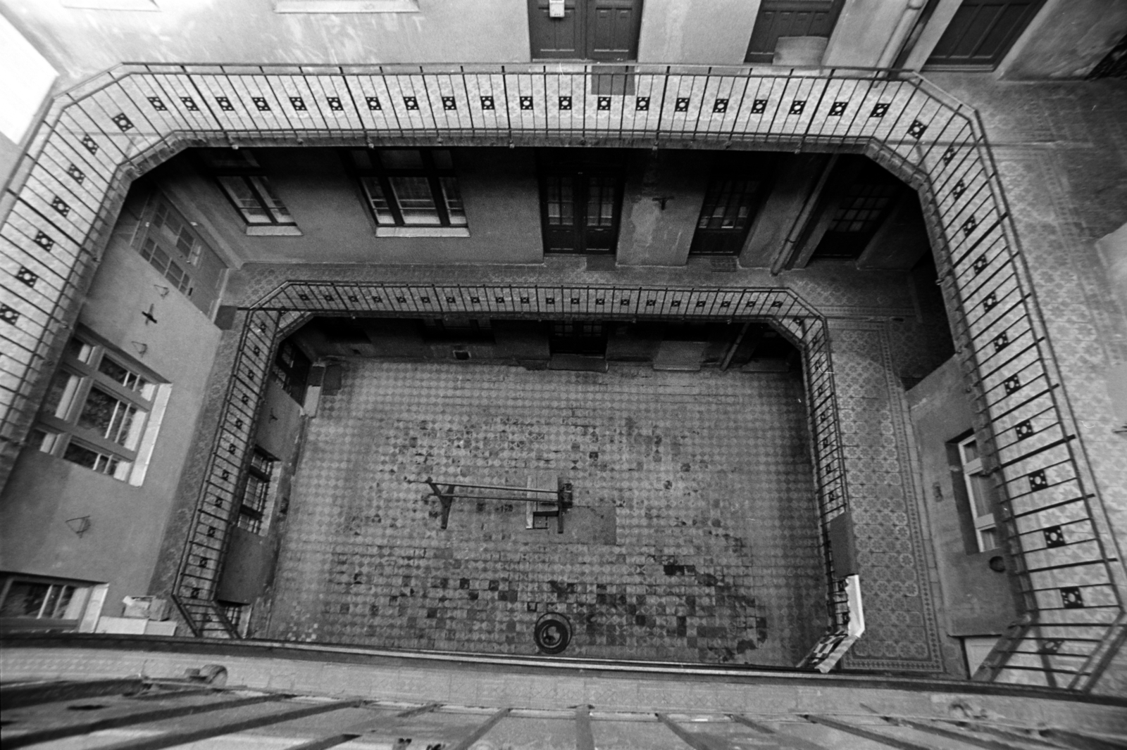 1986, Orosz István, yard, courtyard balcony, tenement house, Fortepan #188952