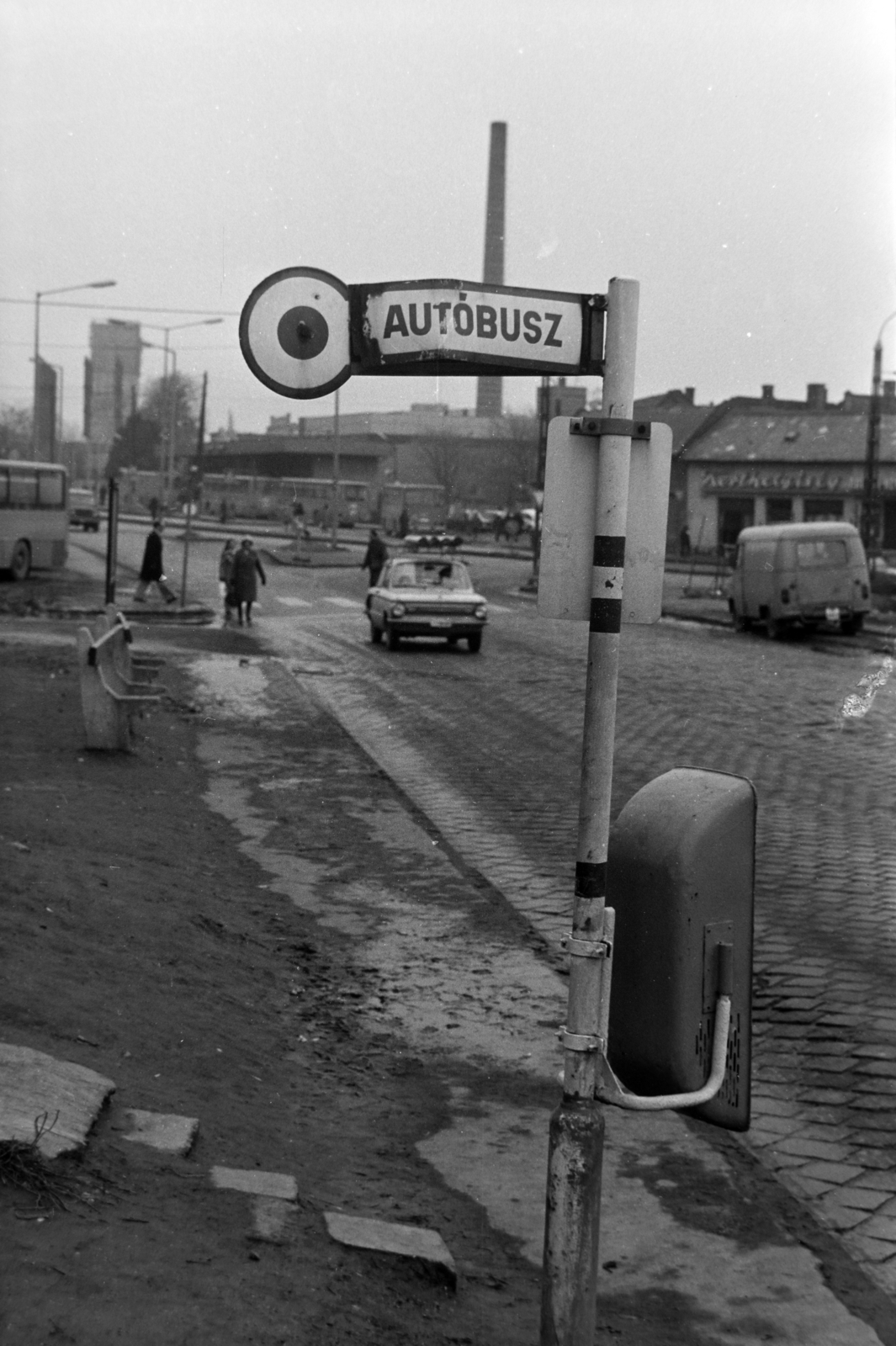 Magyarország, Óbuda, Budapest III., a Bécsi út és a Vörösvári út találkozása., 1980, Orosz István, Budapest, zománctábla, szemetes, buszmegálló, Fortepan #188965