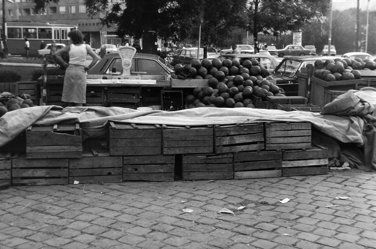 Hungary, Óbuda, Budapest III., Óbudai piac a Kórház - Szél - Verőfény - Vihar utcák által határolt területen. Háttérben a Vörösvári úti és Szőlő utca sarkán álló épület., 1980, Orosz István, Budapest, Fortepan #188970