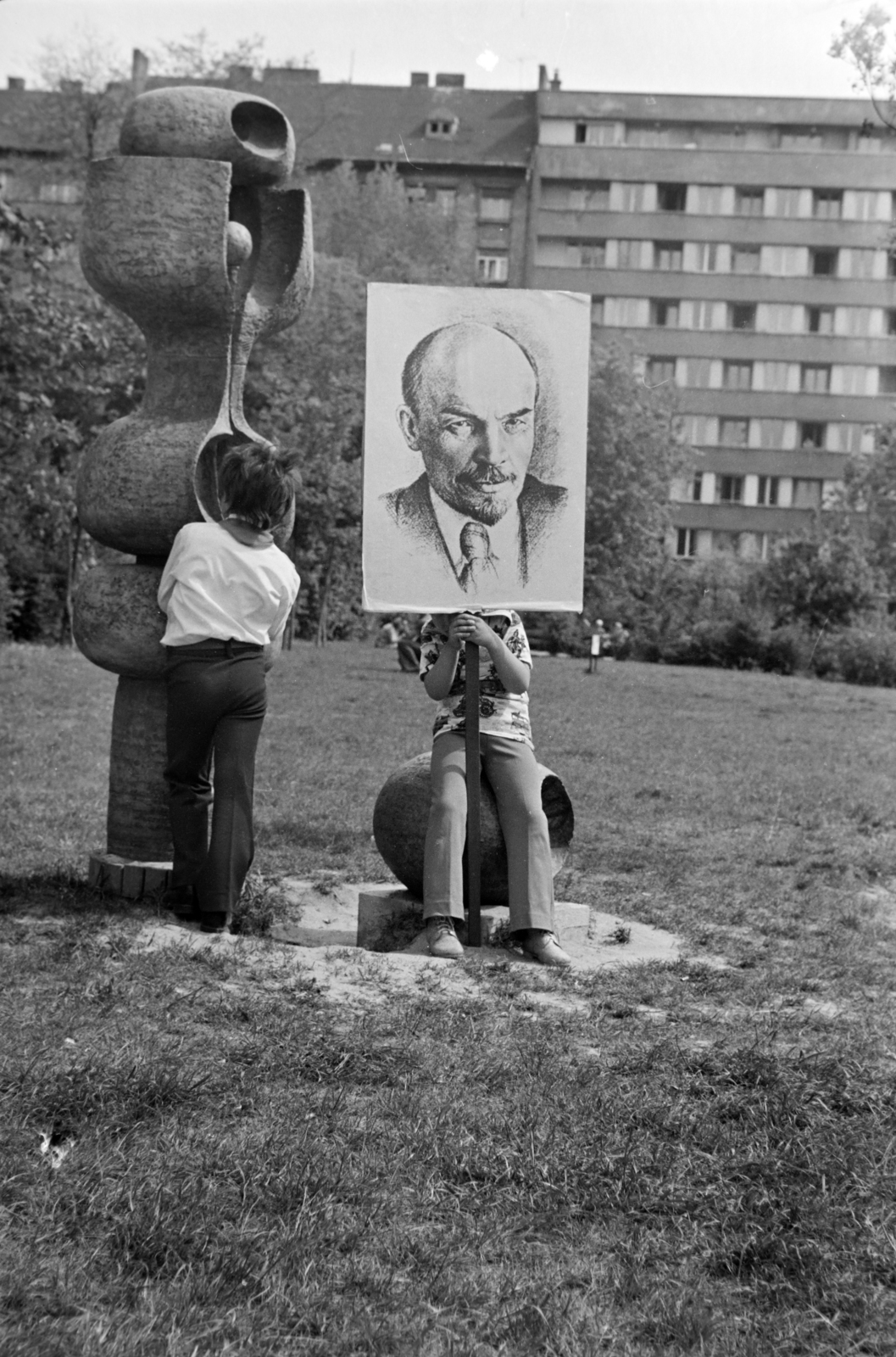 Magyarország, Budapest VII., Reformációi park (ekkor névtelen) a Városligeti (Gorkij) fasor - Bajza utca találkozásánál. Végvári Gyula keramikus 1973-ban készített kerámia térplasztikája. Háttérben a Damjanich utca házsora., 1978, Orosz István, Budapest, kézben tartani, Lenin-ábrázolás, Best of, Fortepan #188982