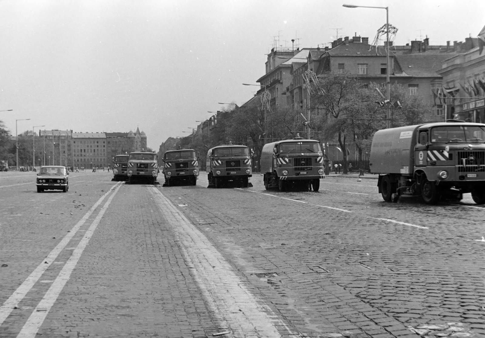 Magyarország, Budapest XIV.,Budapest VII., Ötvenhatosok tere (Felvonulási tér). A háttérben balra az Ajtósi Dürer sor házsora, jobbra a Dózsa György út épületei., 1978, Orosz István, Budapest, köztisztasági vállalat, Fortepan #188990