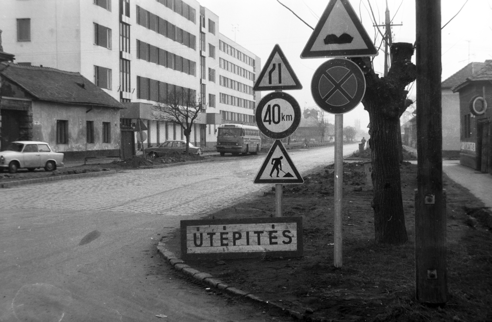 Hungary, Kecskemét, Kuruc körút a Pacsirta utcától nézve, az Ikarus 55-ös típusú autóbusz a 14. számú épület előtt áll., 1977, Orosz István, bus, Ikarus-brand, Fortepan #189014