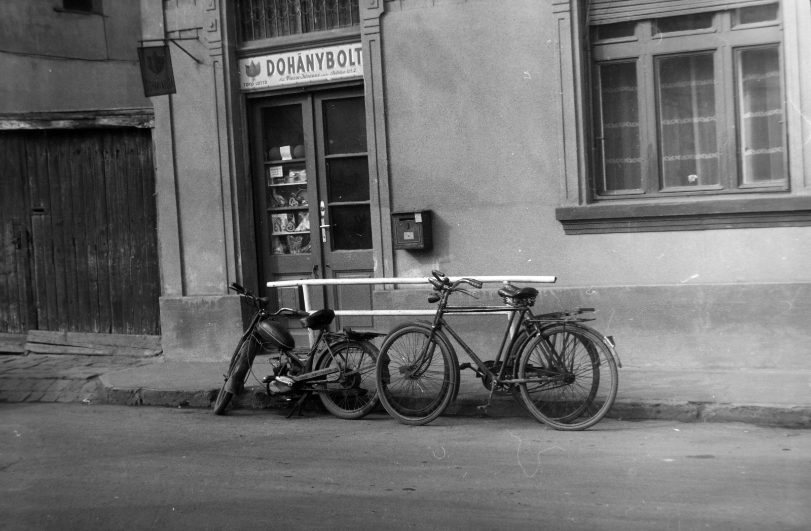 Hungary, Kecskemét, a Bethlen körút 36. számú épület Kada Elek utca felőli oldala., 1977, Orosz István, bicycle, motorcycle, letter box, tobacco shop, Fortepan #189017