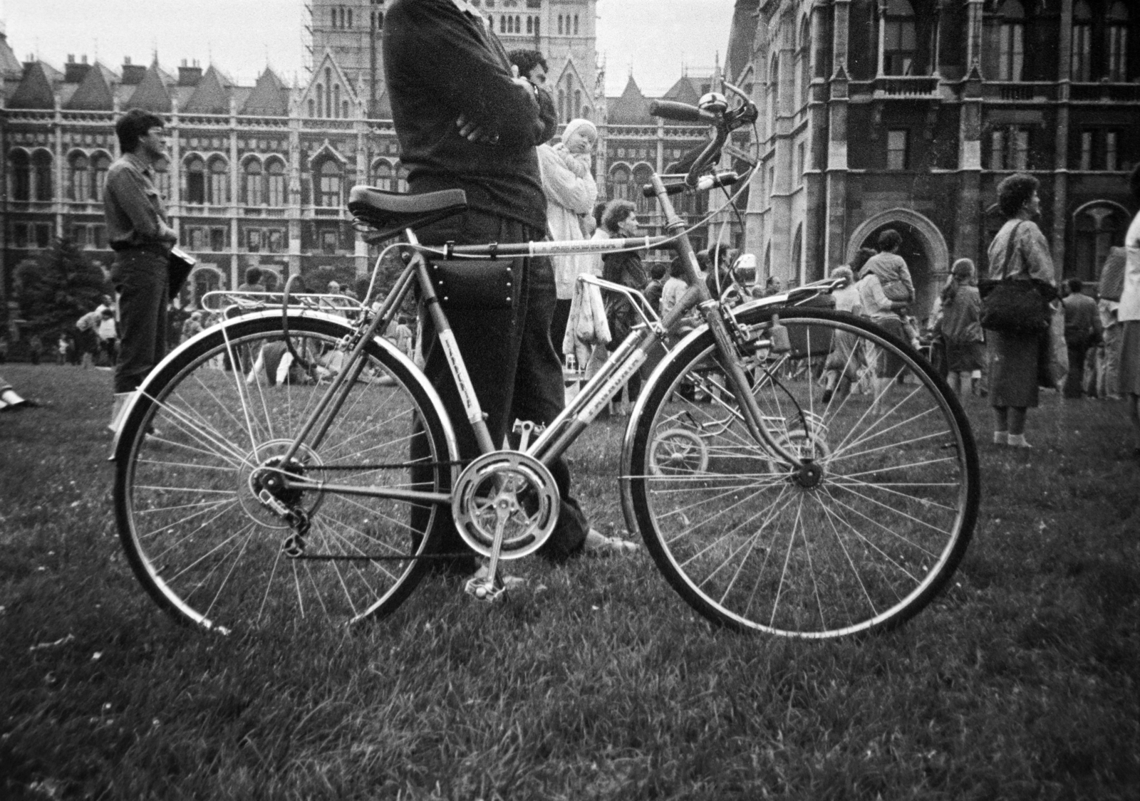 Hungary, Budapest V., Kossuth Lajos tér, háttérben a Parlament., 1988, Orosz István, bicycle, Csepel-brand, Budapest, Fortepan #189021