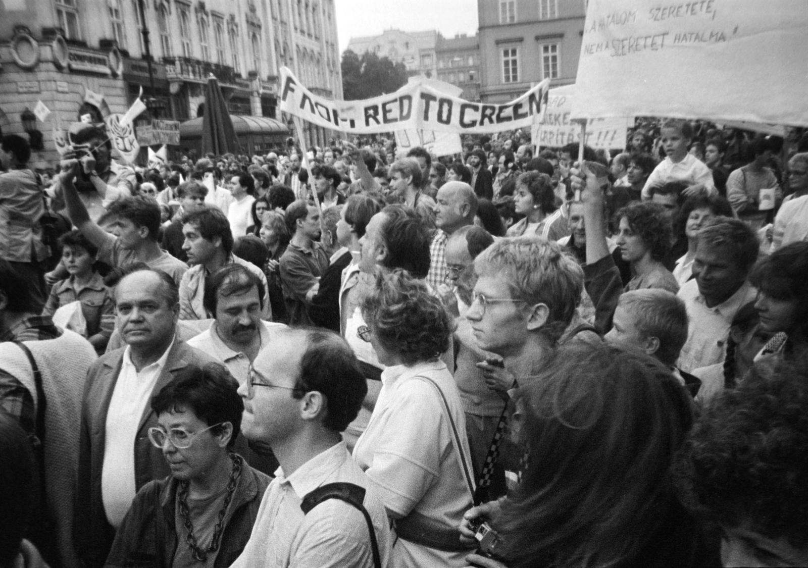 Magyarország, Budapest V., Vörösmarty tér, tüntetés a bős-nagymarosi vízlépcsőrendszer felépítése ellen, 1988. szeptember 12-én., 1988, Orosz István, Budapest, rendszerváltás, Fortepan #189027