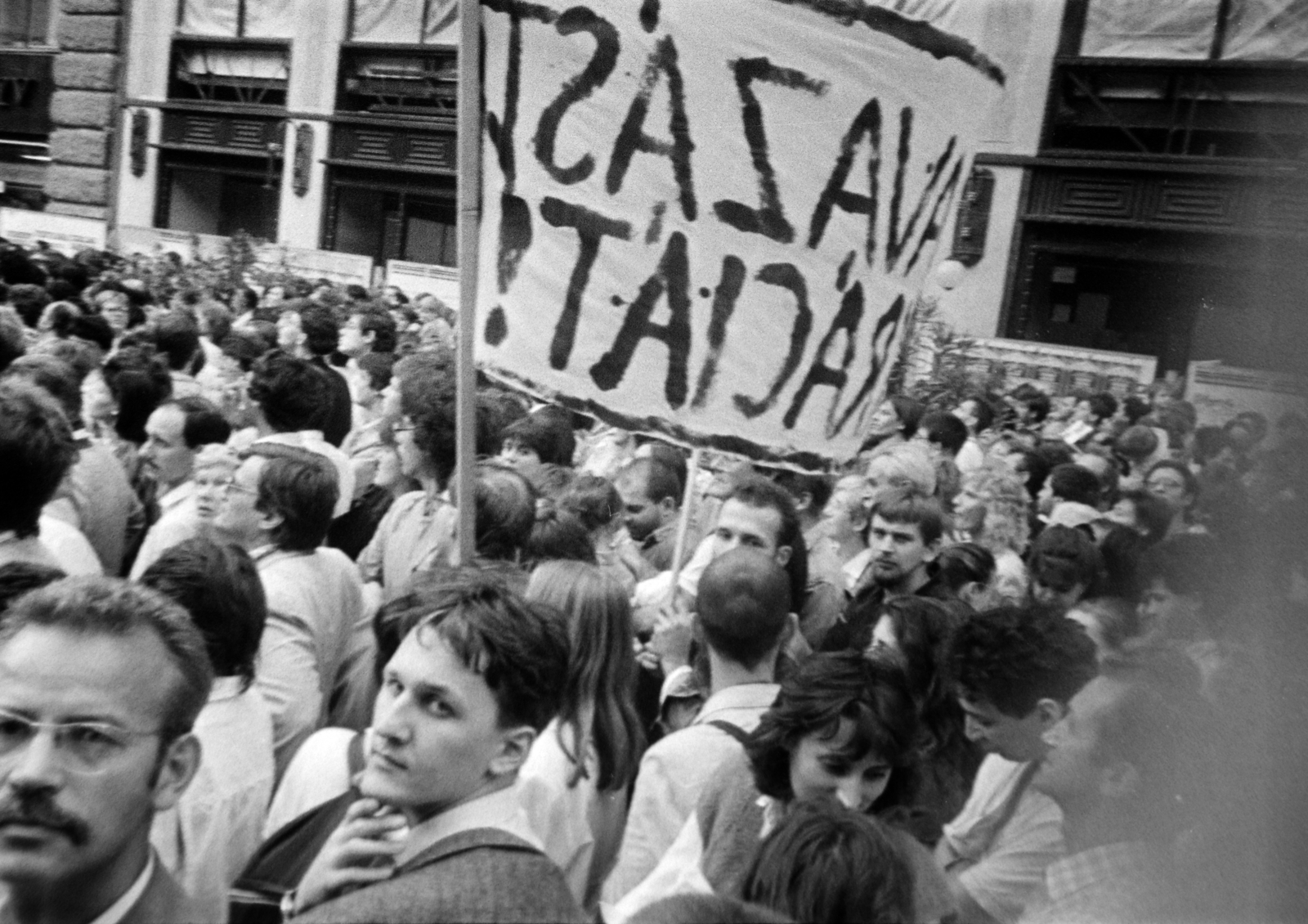 Hungary, Budapest V., Vörösmarty tér, tüntetés a bős-nagymarosi vízlépcsőrendszer felépítése ellen, 1988. szeptember 12-én., 1988, Orosz István, Budapest, regime change, Fortepan #189035