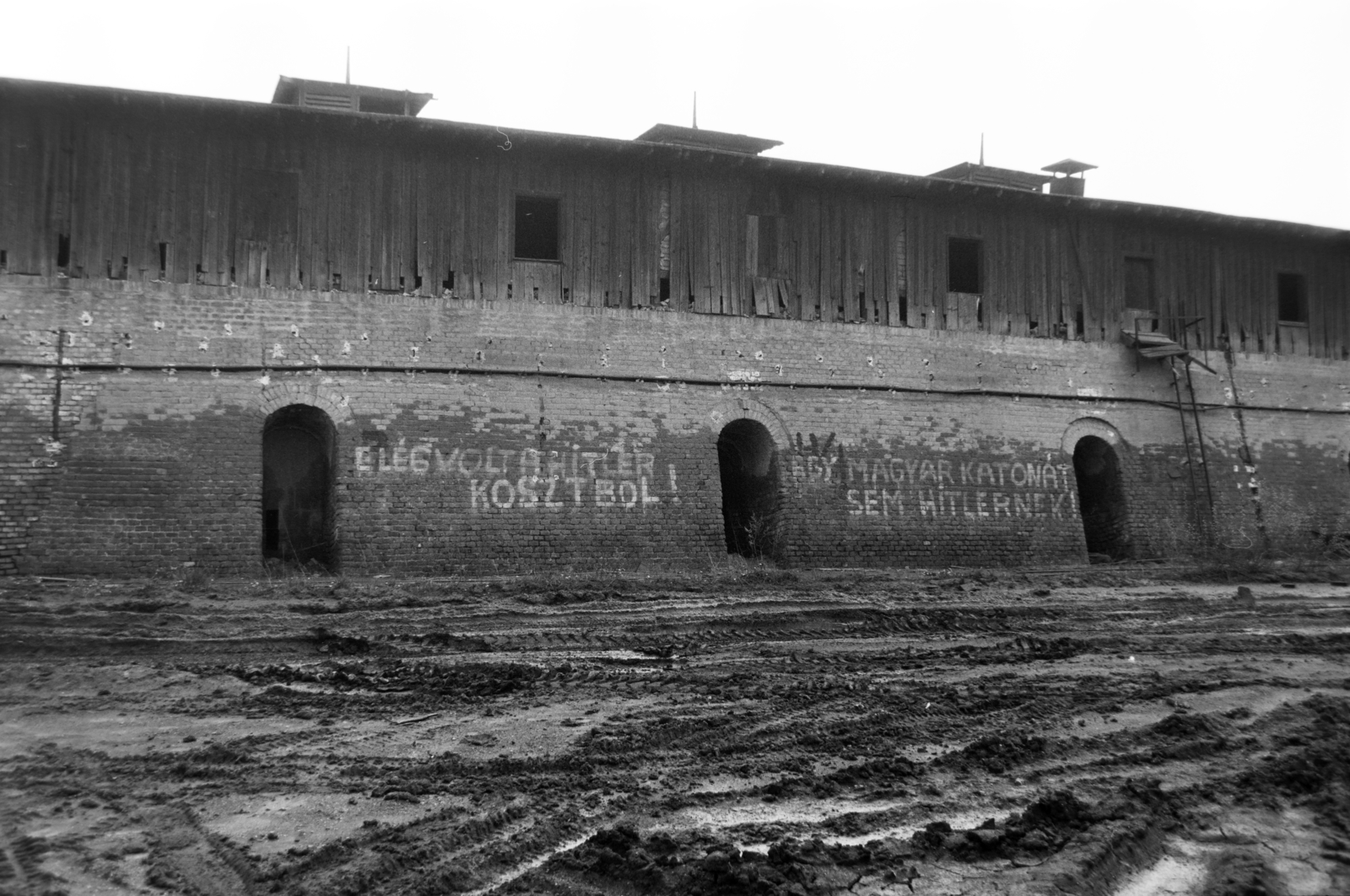 Hungary, Óbuda, Budapest III., Bécsi út 343., Budai Tégla- és Cserépipari Vállalat III. sz. gyáregysége., 1980, Orosz István, Budapest, mud, brick wall, graffiti, Best of, Fortepan #189042