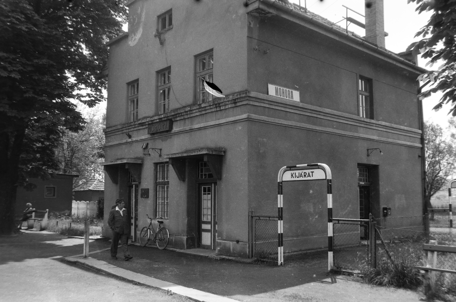 Hungary, Mohora, vasútállomás., 1983, Orosz István, train station, bicycle, Fortepan #189070