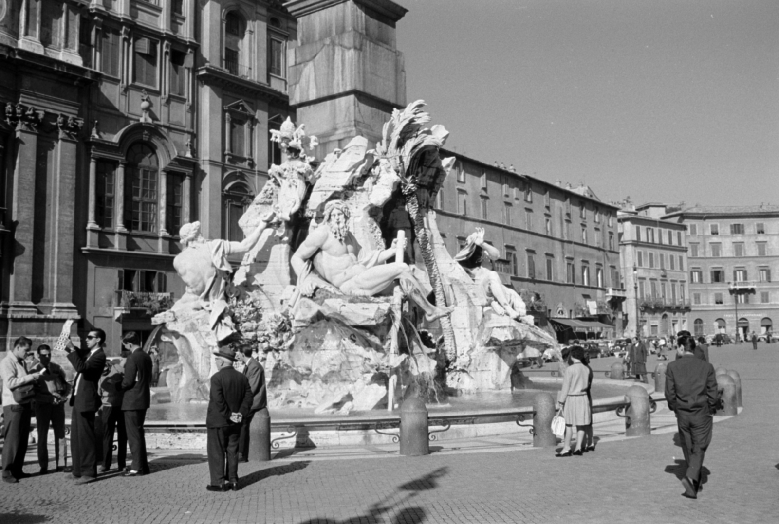 Olaszország, Róma, Piazza Navona, Fontana dei Quattro Fiumi (Négy folyó szökőkútja). Balra a Sant'Agnese in Agone., 1960, Palkó Zsolt, szoborcsoport, Fortepan #189085