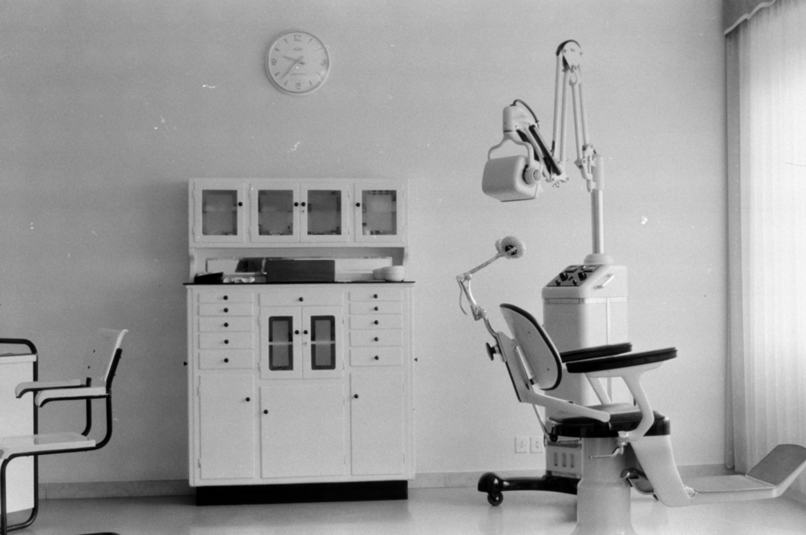 1960, Palkó Zsolt, wall clock, dentist, Fortepan #189101