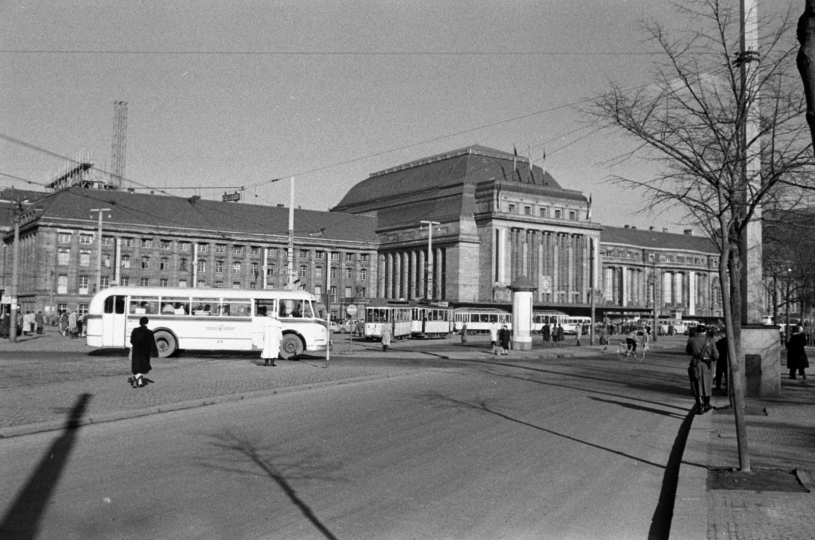 Németország, Lipcse, Willy-Brandt-Platz (Platz der Republik), szemben a Főpályaudvar., 1960, Palkó Zsolt, NDK, villamos, autóbusz, Fortepan #189104