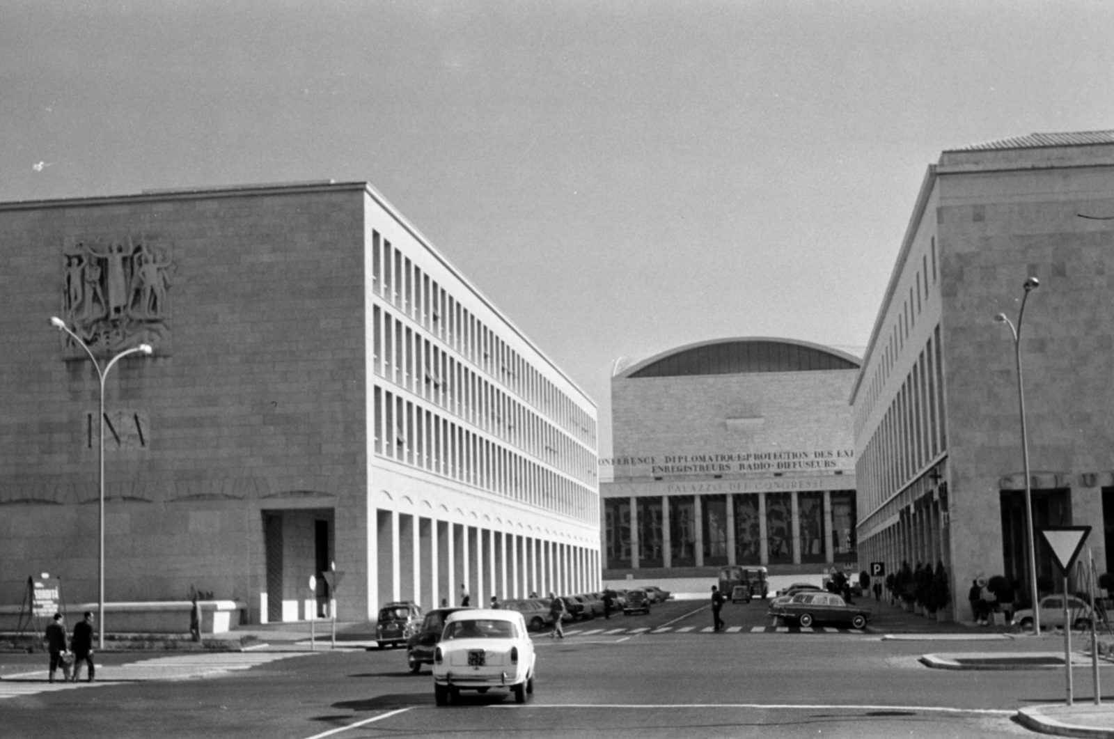 Olaszország, Róma, EUR városrész, Via Cristoforo Colombo, balra a Palazzi dell’INA e dell’INPS, szemben a Palazzo dei Ricevimenti e dei Congressi, 1960, Palkó Zsolt, modern építészet, gyalogátkelő, francia felirat, dombormű, Fortepan #189118