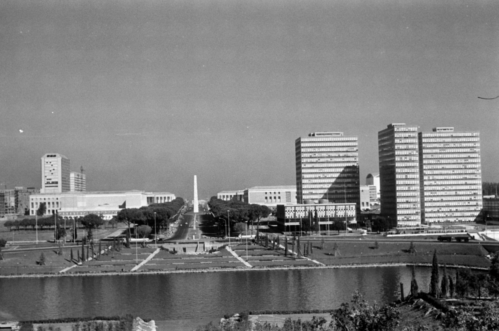 Italy, Rome, EUR városrész, Parco Centrale del Lago, szemben a Via Cristoforo Colombo, jobbra a Ligini tornyok., 1960, Palkó Zsolt, modern architecture, tall house, pool, Fortepan #189121