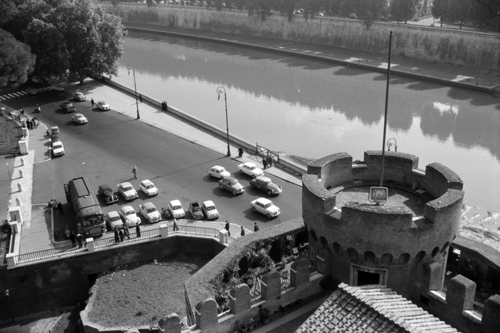 Italy, Rome, kilátás az Angyalvár (Castel Sant'Angelo)-ból, előtérben a Tevere folyó., 1960, Palkó Zsolt, canal, car park, Fortepan #189132