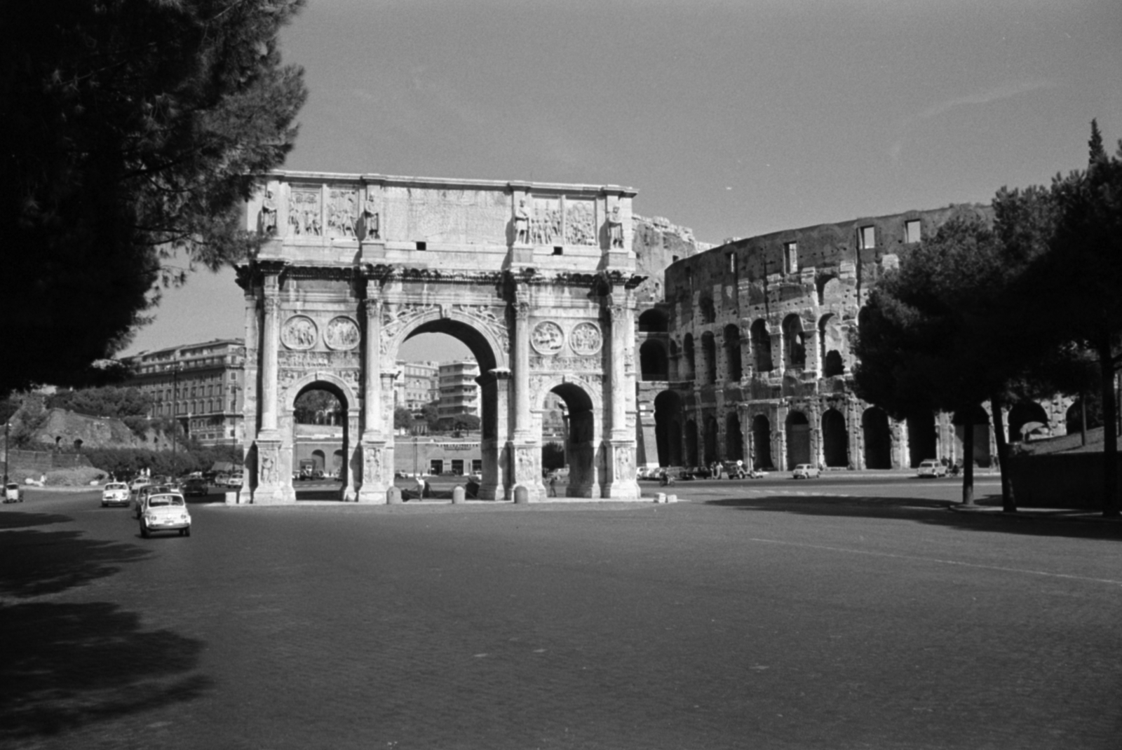 Italy, Rome, Piazza del Arco di Constantino, balra Constantinus császár diadalíve, jobbra a Colosseum., 1960, Palkó Zsolt, ancient culture, monument, Roman Empire, Fortepan #189142