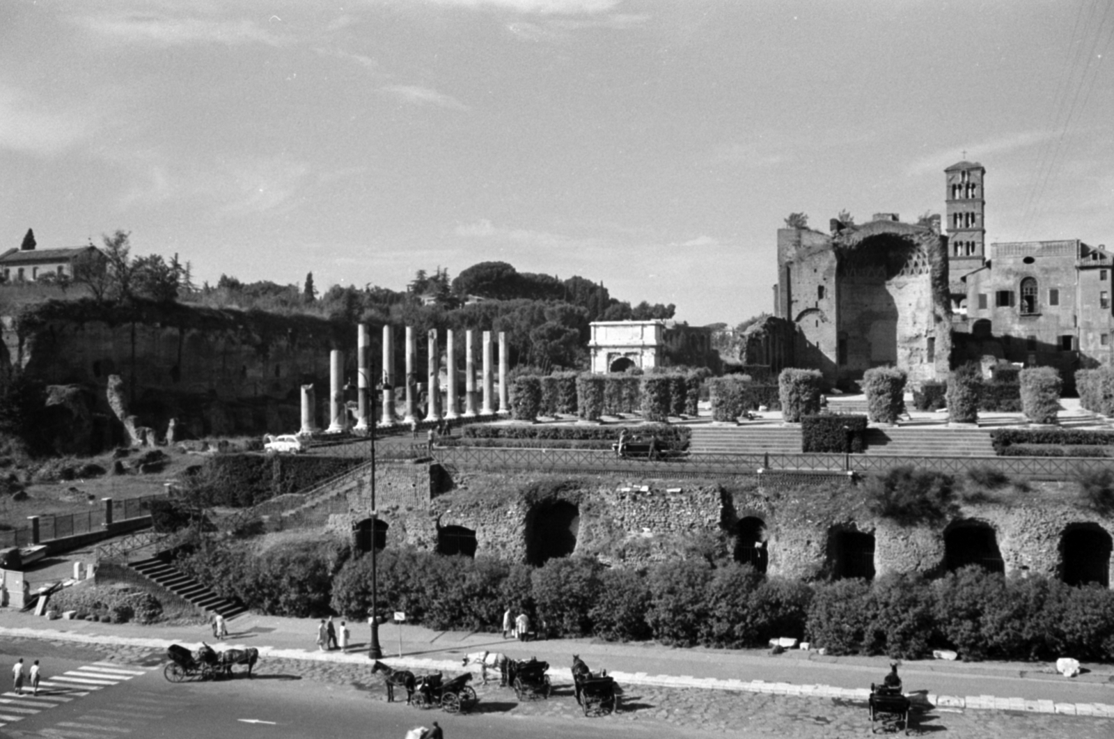 Olaszország, Róma, Kilátás a Colosseumból, szemben Vénusz és Róma temploma., 1960, Palkó Zsolt, antik kultúra, rom, lovaskocsi, oszlopsor, Fortepan #189147