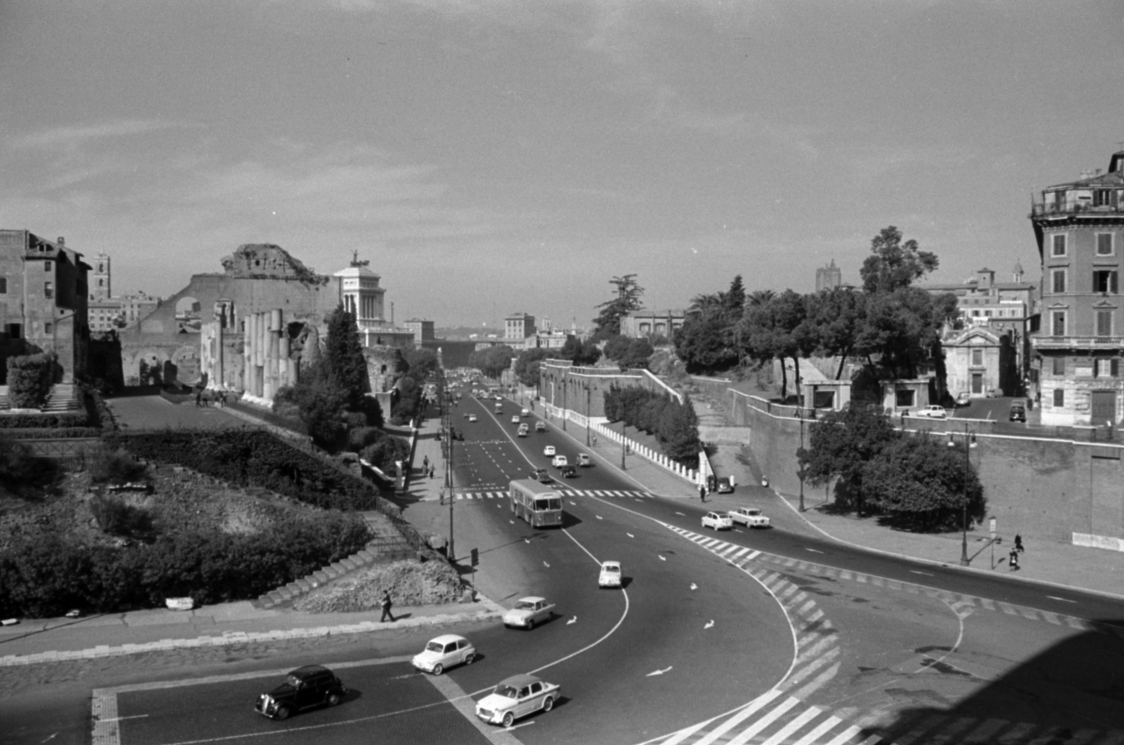 Italy, Rome, Kilátás a Colosseumból, szemben a Via dei Fori ImperialI., 1960, Palkó Zsolt, street view, crosswalk, Fortepan #189148