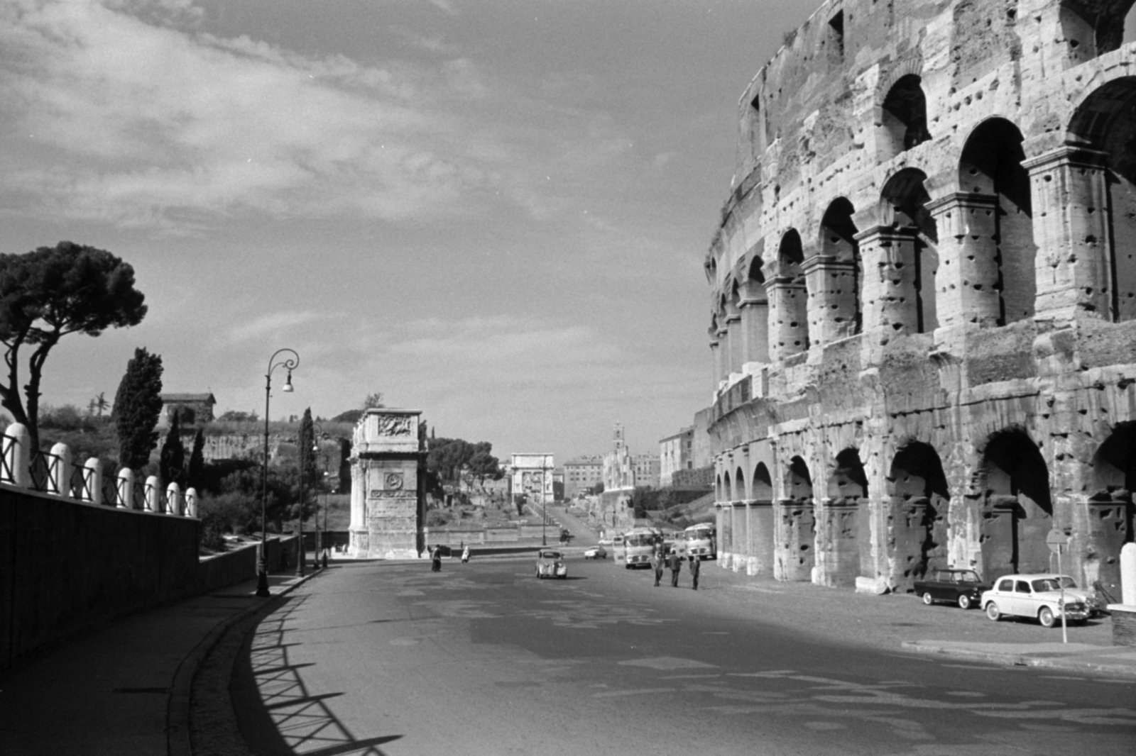Italy, Rome, balra Constantinus császár diadalíve, jobbra a Colosseum., 1960, Palkó Zsolt, ancient culture, ruins, Roman Empire, Fortepan #189149