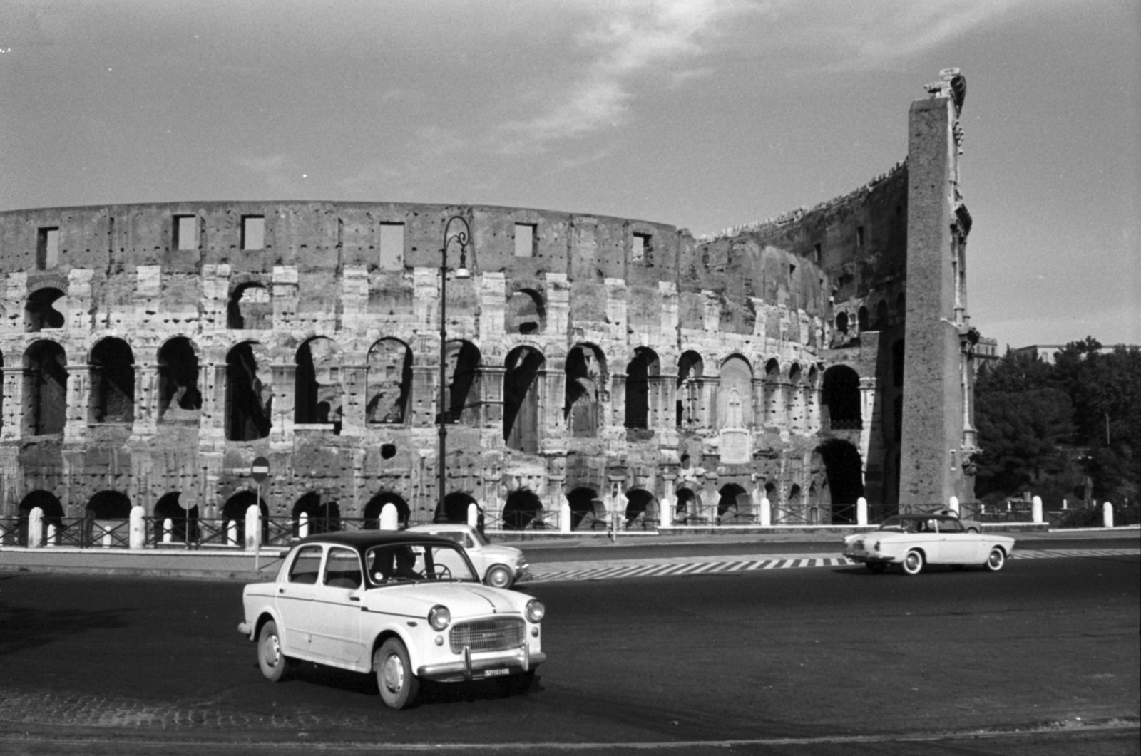 Italy, Rome, Colosseum., 1960, Palkó Zsolt, ruins, automobile, architectural heritage, Fortepan #189154