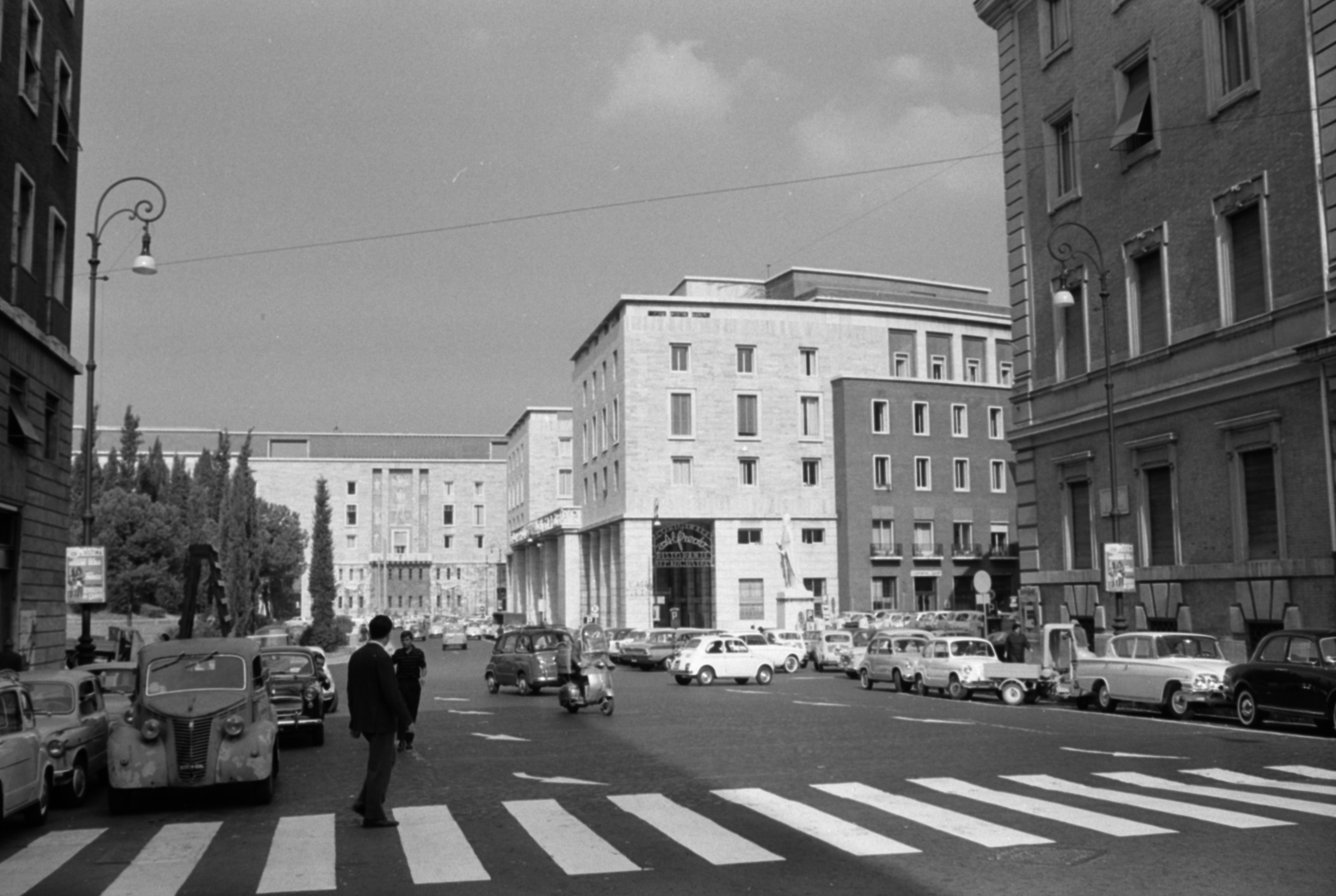 Olaszország, Róma, a Largo degli Schiavoni a Via Tomacelli-ről nézve, a sarkon túl a Piazza Augusto Imperatore., 1960, Palkó Zsolt, gyalogátkelő, robogó, Fortepan #189156