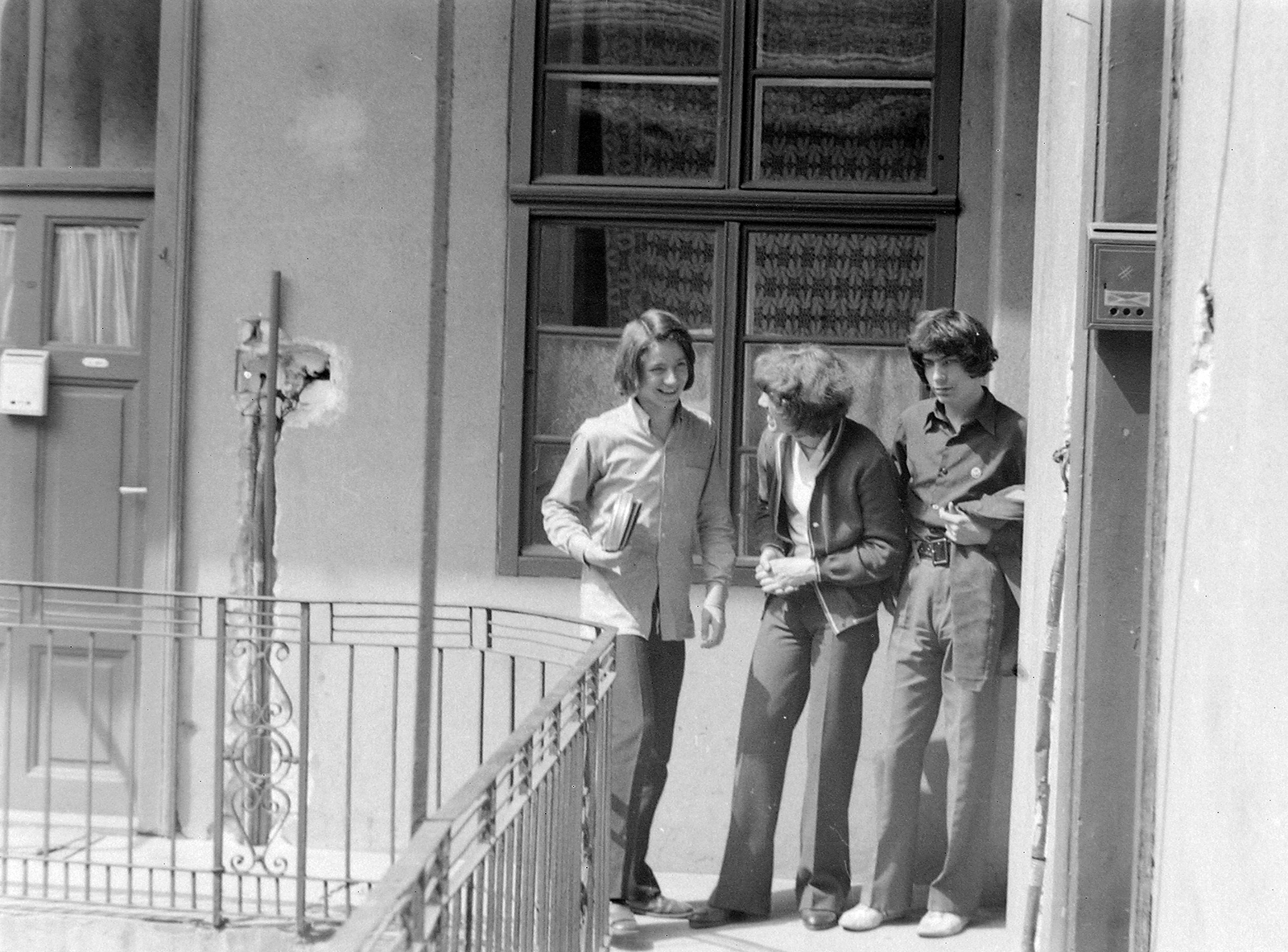 Magyarország, Budapest IX., a felvétel a Lónyay (Szamuely) utca 26-os számú ház körfolyosóján készült., 1975, Fortepan, körfolyosó, csoportkép, Budapest, hárman, Fortepan #18918