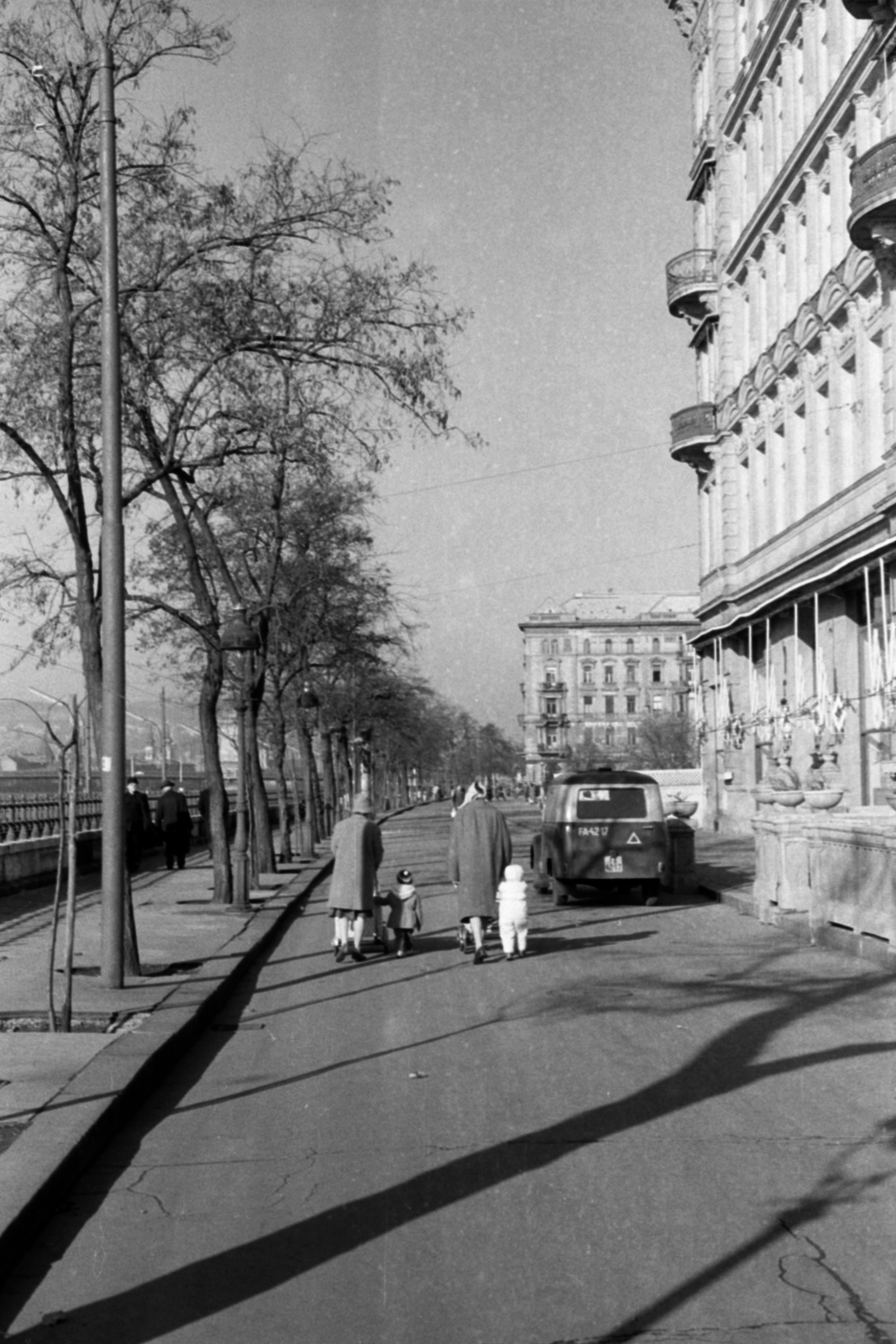 Hungary, Budapest V., Dunakorzó a Vigadó tér felé nézve, jobbra a Duna szálló., 1961, Ungvári György, Budapest, Fortepan #189217