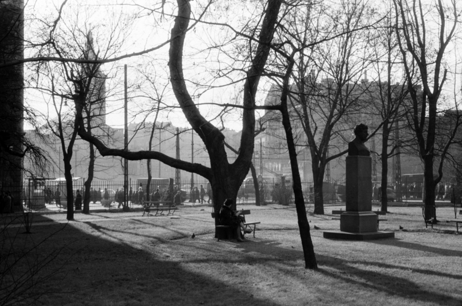 Hungary, Budapest VIII.,Budapest IX.,Budapest V., Múzeumkert, háttérben a Kálvin tér épületei., 1961, Ungvári György, Budapest, Fortepan #189218