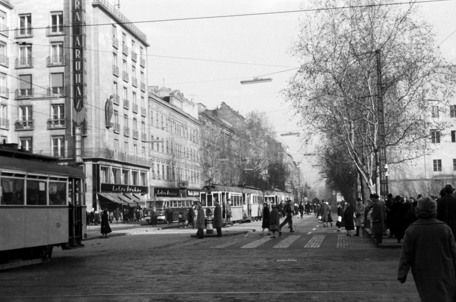 Magyarország, Budapest VII.,Budapest VIII., Astoria kereszteződés, szemben a Rákóczi út., 1961, Ungvári György, Budapest, Fortepan #189221