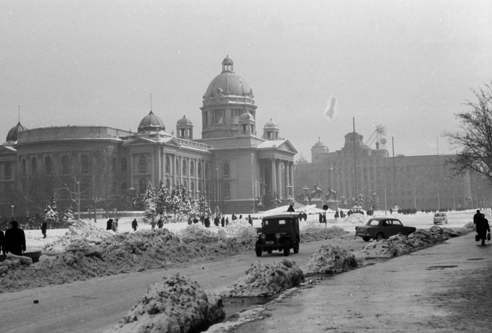 Serbia, Belgrade, Nikola Pašić (ekkor Marks i Engels) tér, a Szerb Nemzetgyűlés épülete és távolabb a postahivatal épülete., 1960, Ungvári György, snow piles, public building, Fortepan #189222