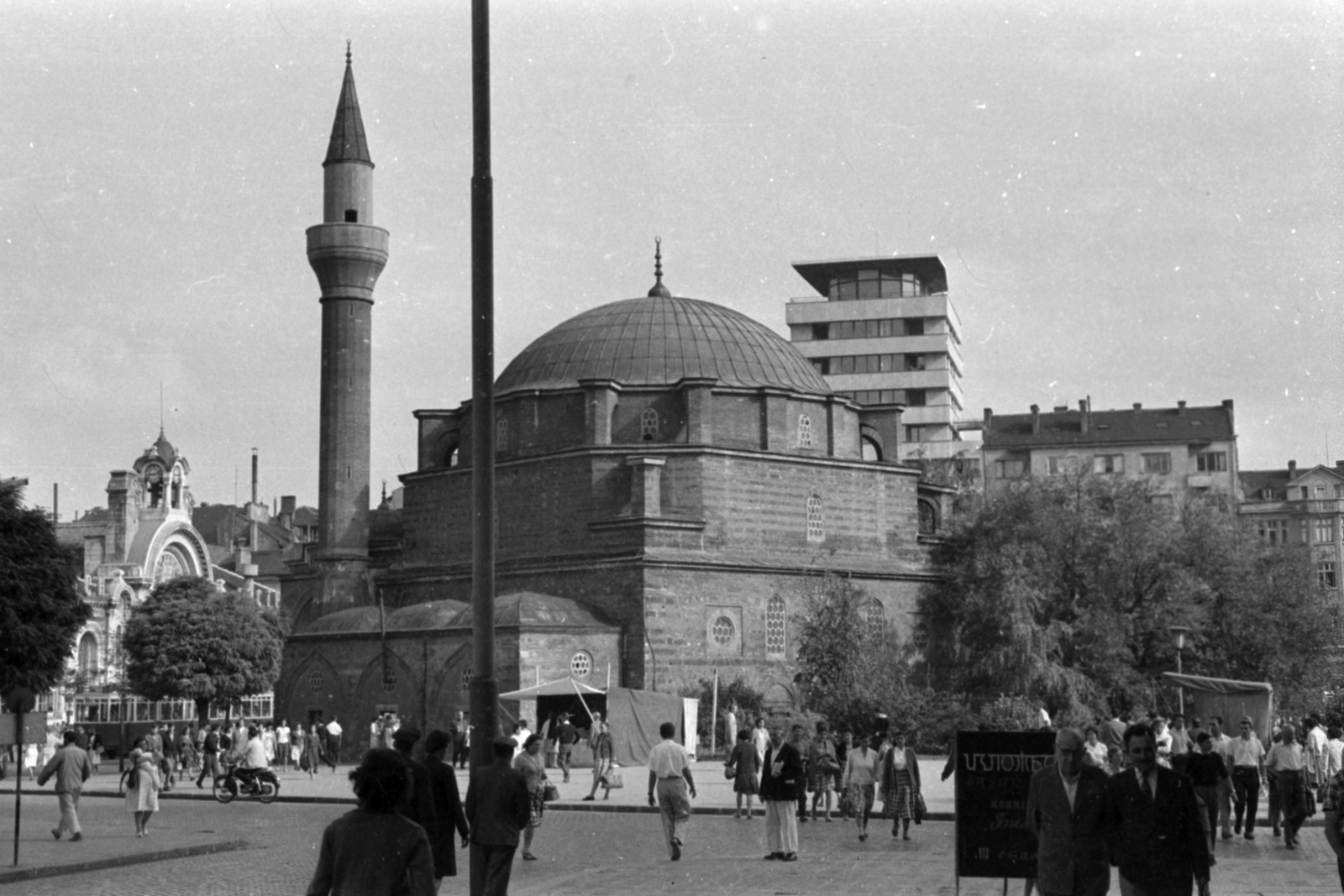 Bulgaria, Sofia, Mária Lujza hercegnő (Georgi Dimitrov) sugárút, a Banja basi mecset., 1963, Ungvári György, mosque, Fortepan #189228