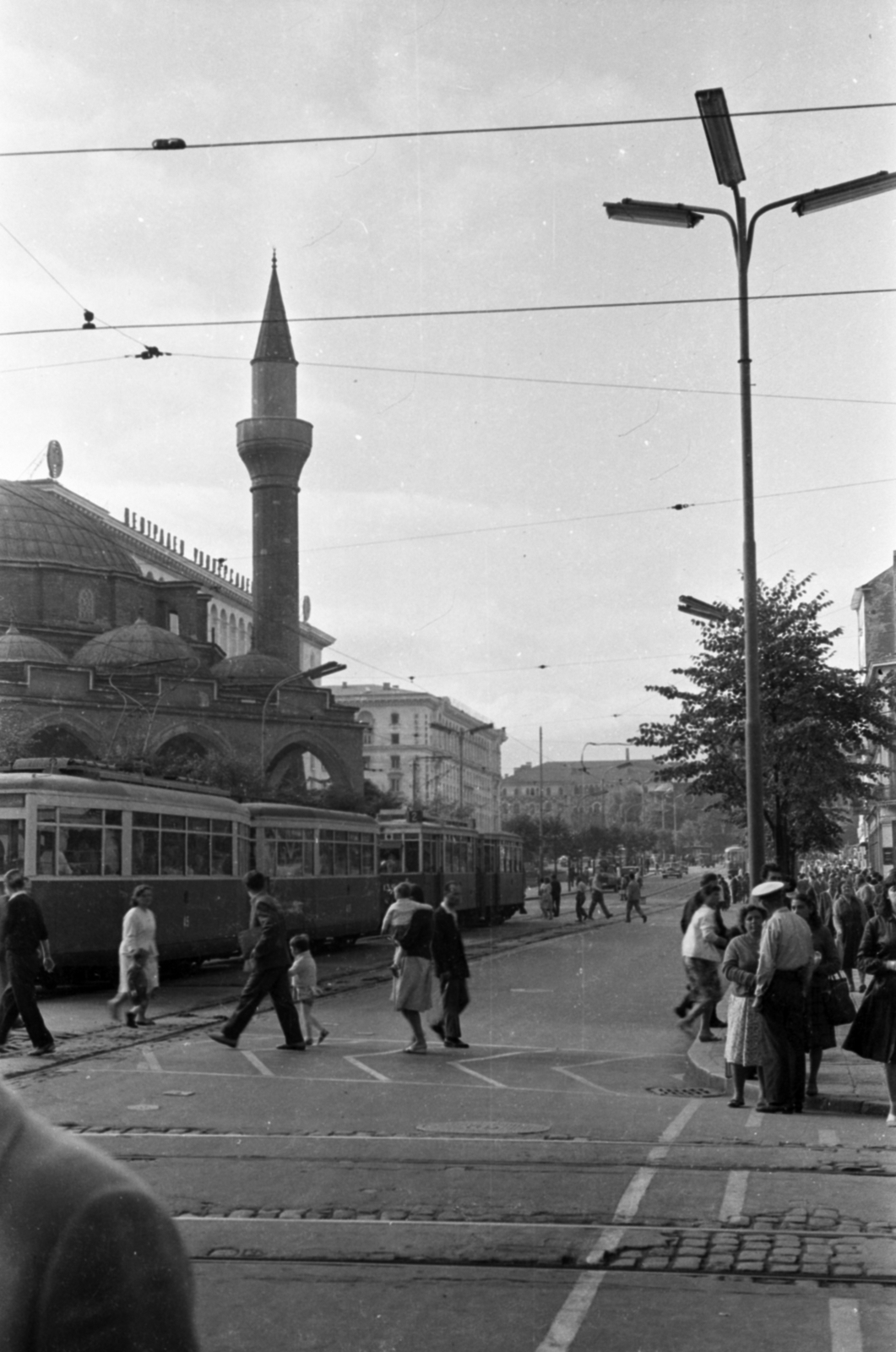 Bulgária, Szófia, Mária Lujza hercegnő (Georgi Dimitrov) sugárút, a Banja basi mecset., 1963, Ungvári György, villamos, villanyoszlop, minaret, mecset, Fortepan #189229