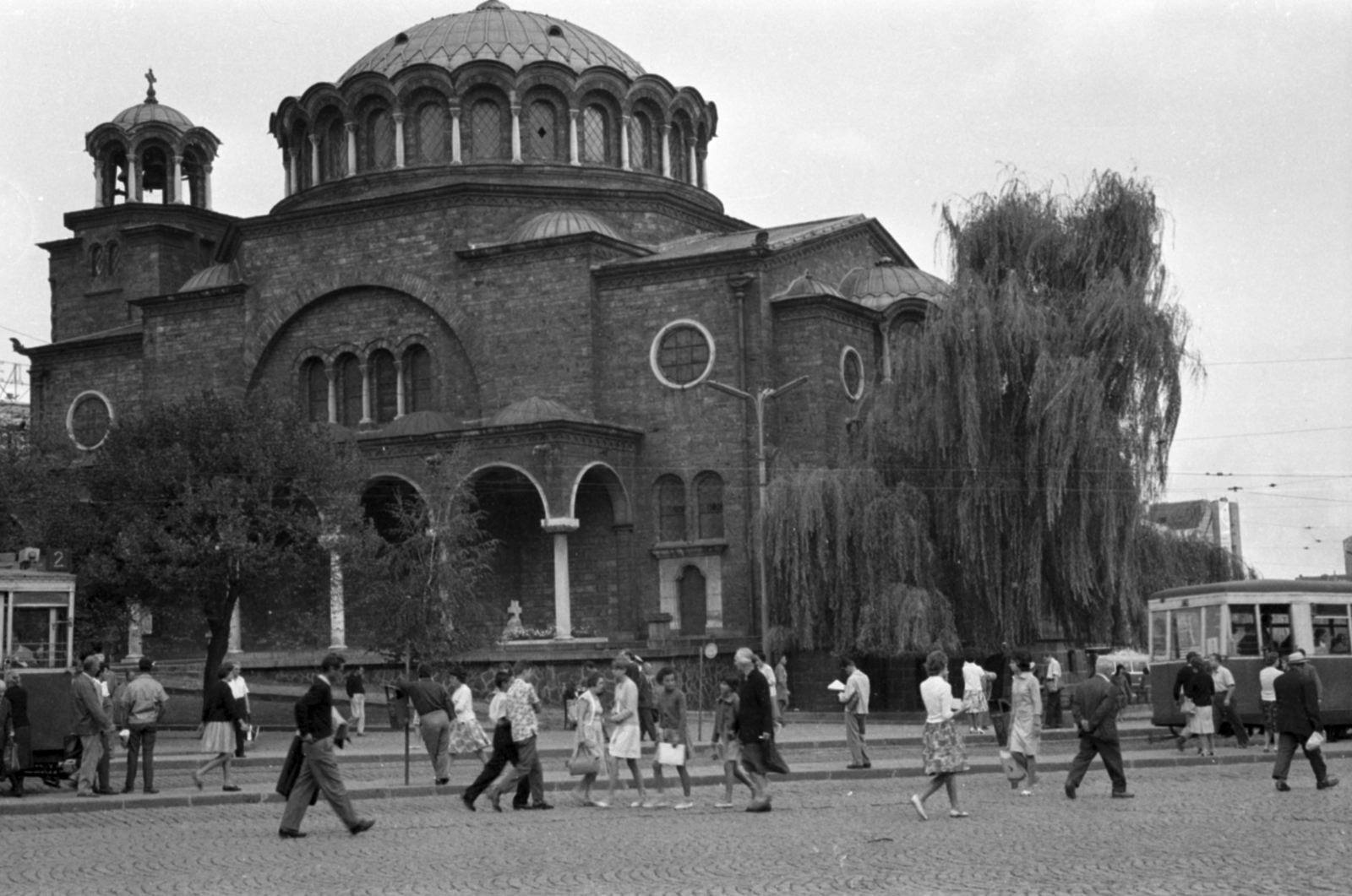 Bulgária, Szófia, plosad Szveta Nedelja (plosad Lenin), szemben a Szveta Nedelja (Szent Vasárnap) templom., 1963, Ungvári György, villamos, székesegyház, fűzfa, Fortepan #189232