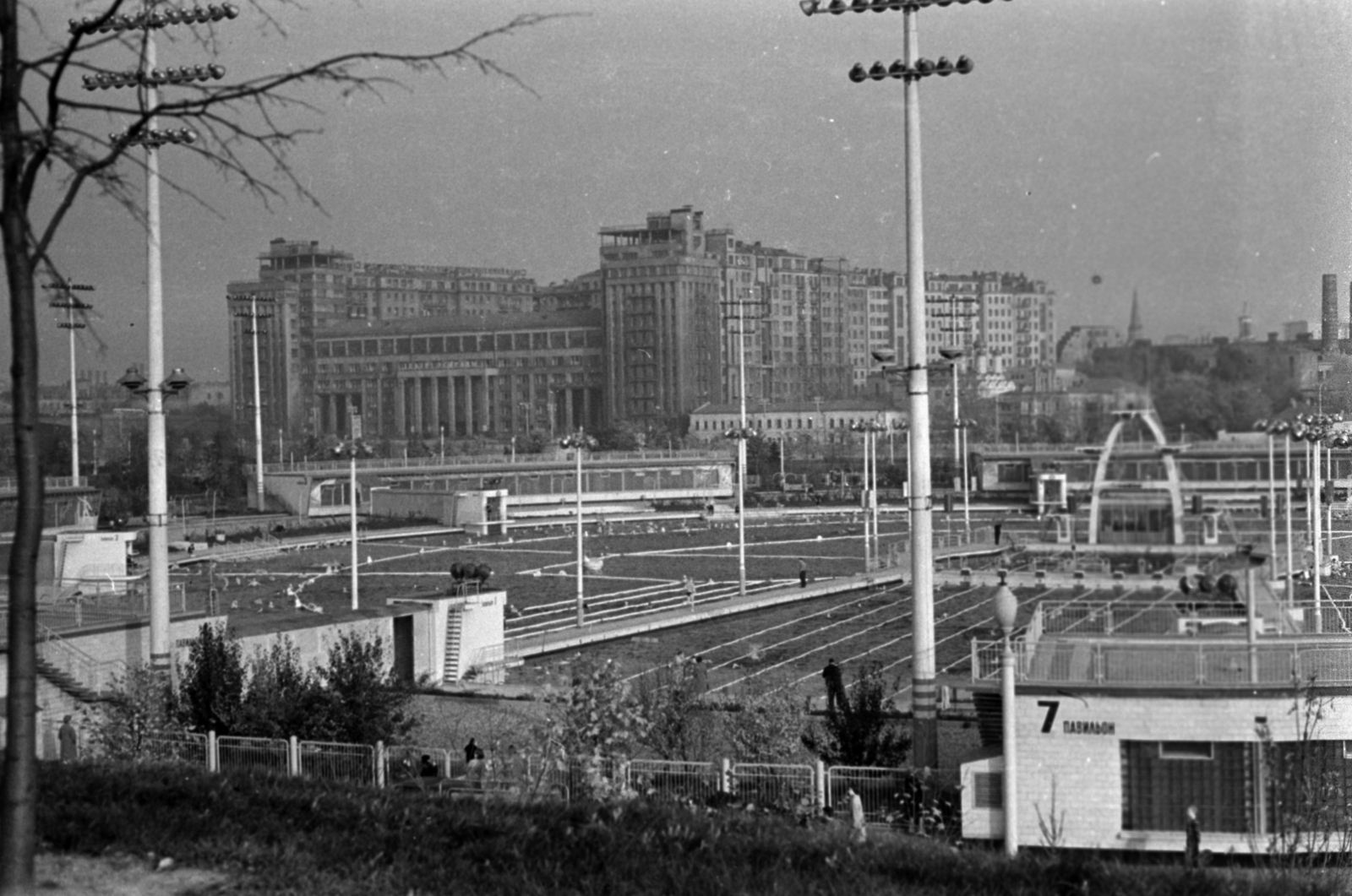 Russia, Moscow, szabadtéri uszoda, háttérben a „A ház a rakparton” (Dom na naberezsnoj). Eredetileg a hivatalos neve Kormányház, más néven a Szovjetunió Első Háza, a Központi Végrehajtó Bizottság háza és a Szovjetunió Népbiztosainak Tanácsa., 1962, Ungvári György, Fortepan #189235