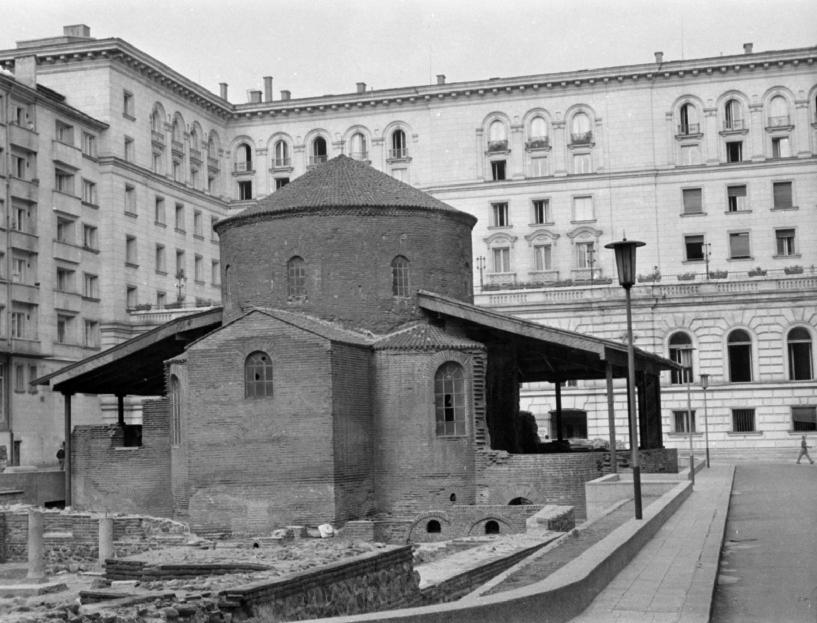 Bulgaria, Sofia, Győzedelmes Szent György körtemplom (Rotunda Szveti Georgi Pobedonoszec) az Elnöki Palota udvarában., 1963, Ungvári György, church, Fortepan #189242