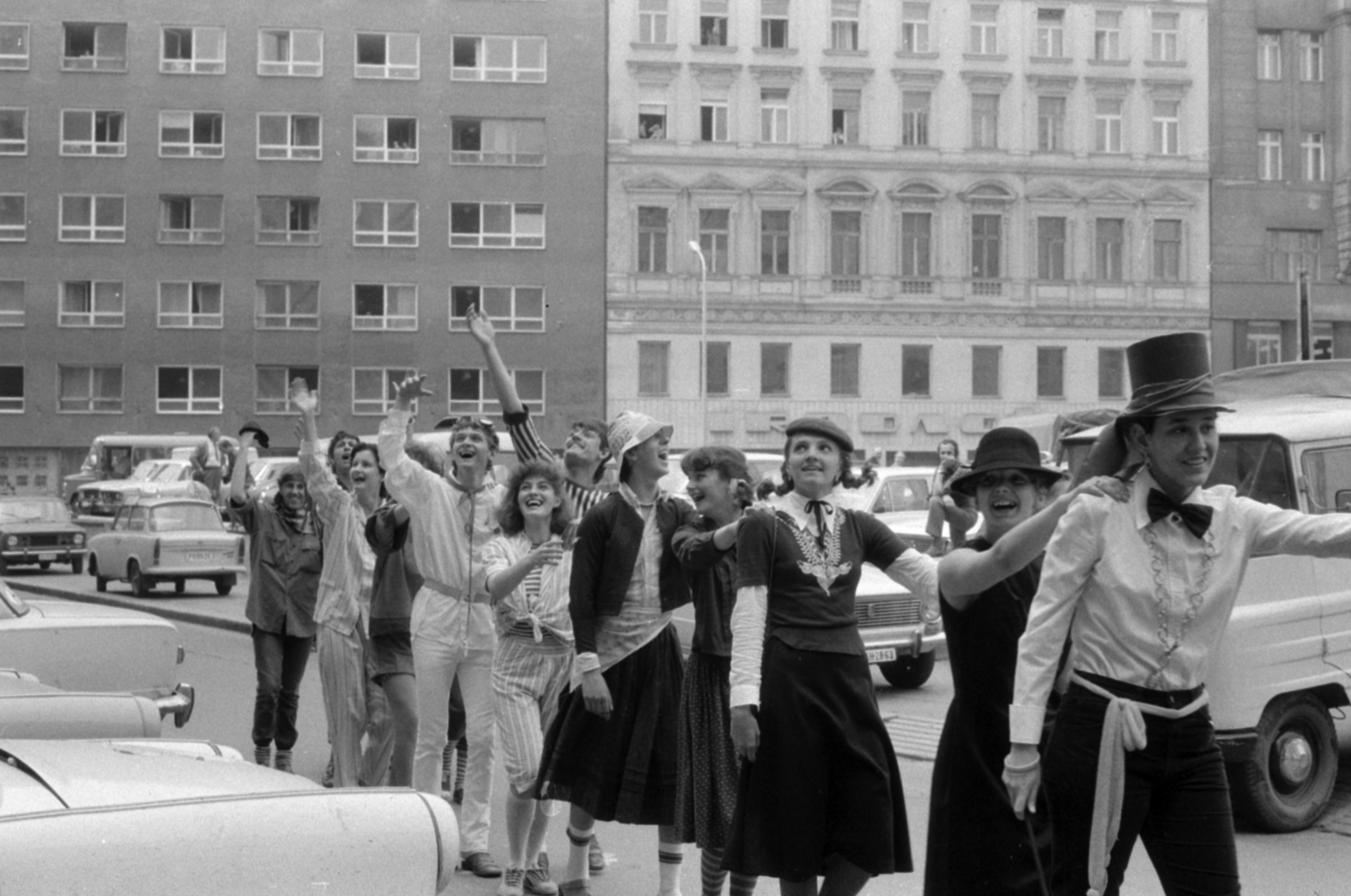 Hungary, Budapest V., Deák Ferenc utca, szemben a Bécsi utca házsora., 1975, Ungvári György, Budapest, wave, graduation, costume, Fortepan #189245