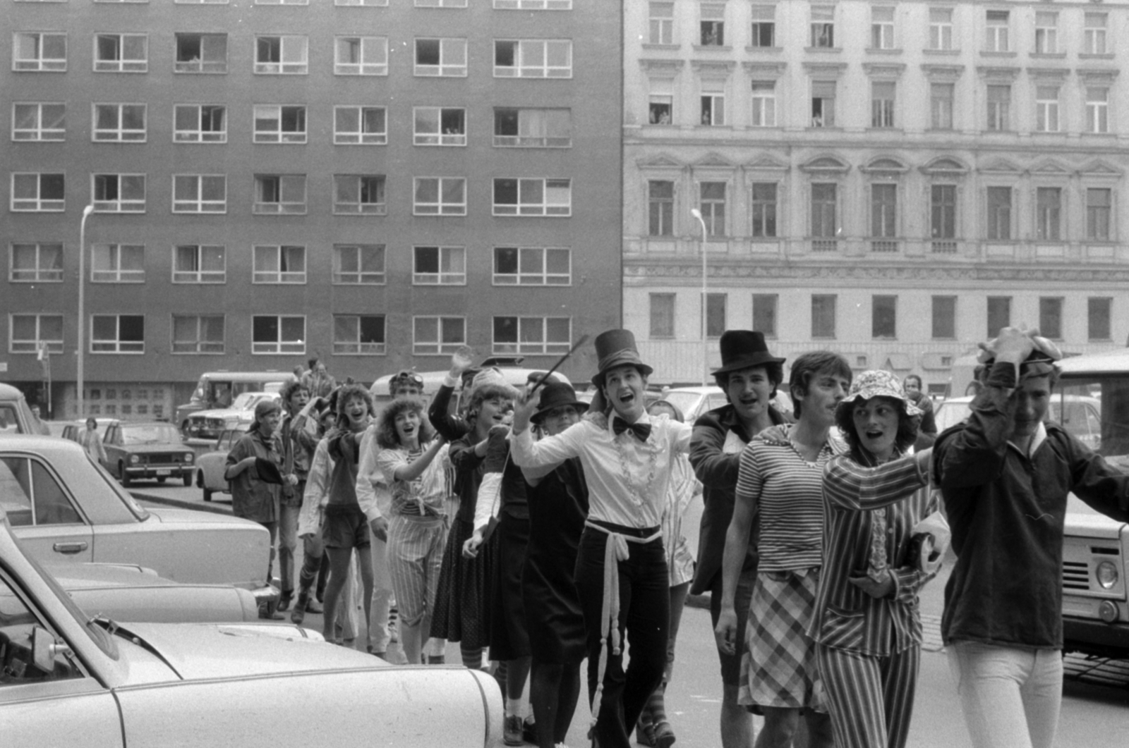 Hungary, Budapest V., Deák Ferenc utca, szemben a Bécsi utca házsora., 1975, Ungvári György, Budapest, jesting, graduation, nightgown, singing, Fortepan #189246