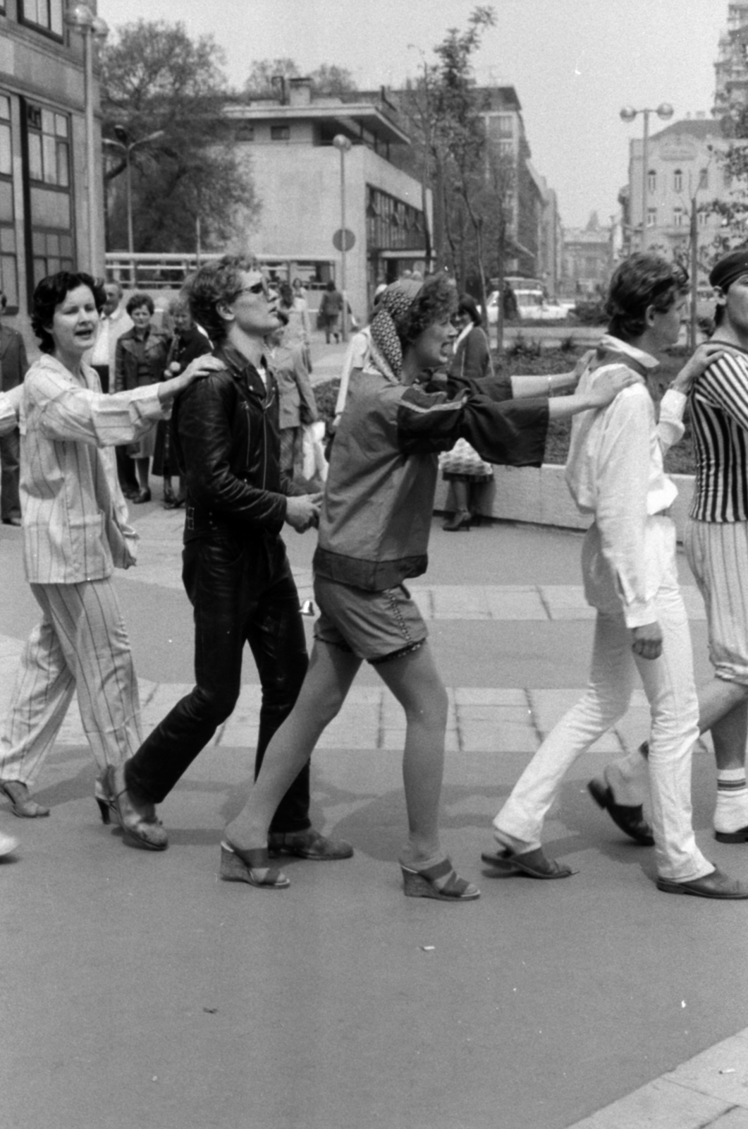 Hungary, Budapest V., Deák Ferenc tér, szemben az Erzsébet (Engels) téren túl a Hercegprímás (Alpári Gyula) utca., 1975, Ungvári György, Budapest, youth, jesting, Fortepan #189249