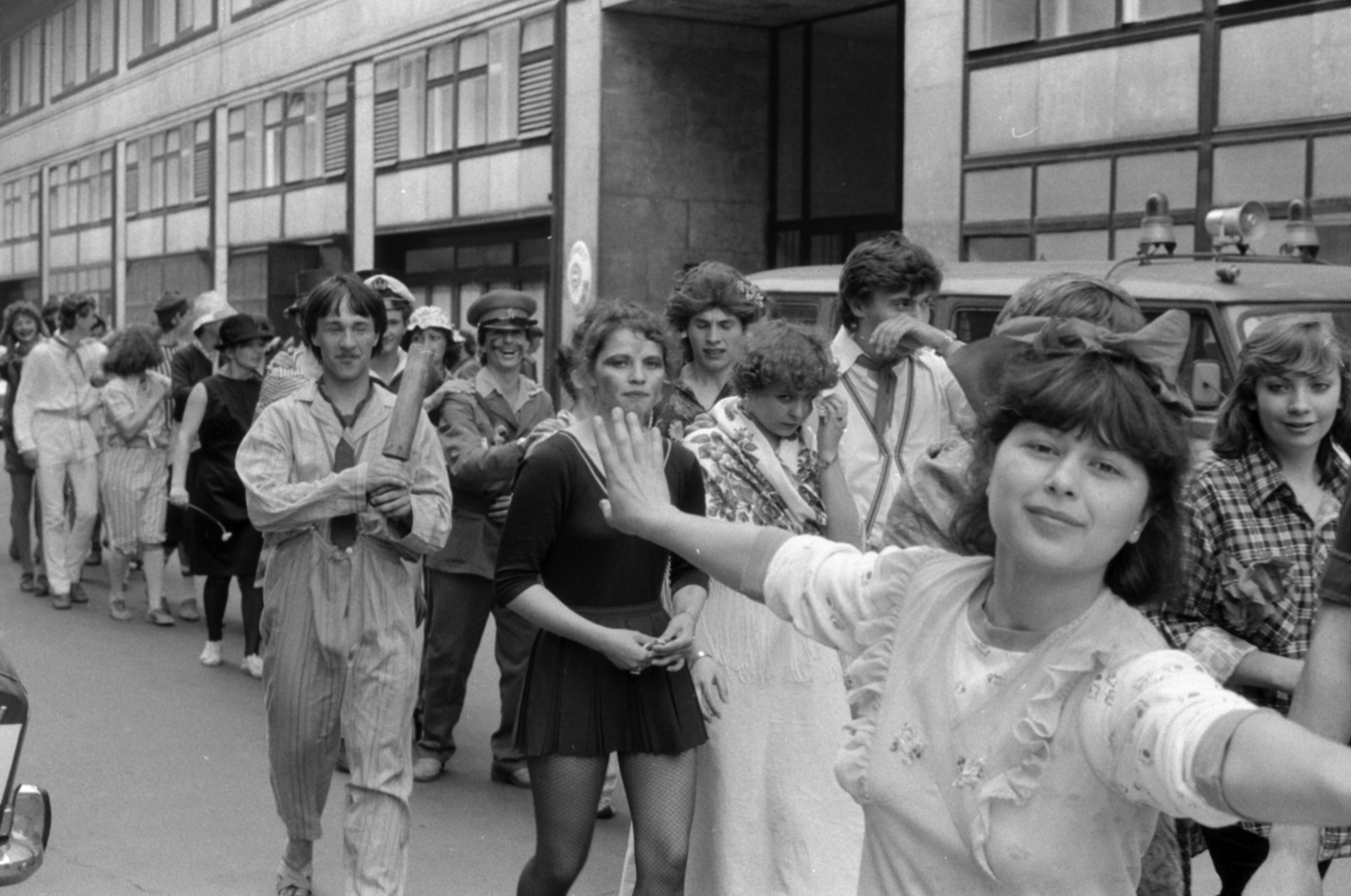 Hungary, Budapest V., Erzsébet (Engels) tér, háttérben a Budapesti Rendőr-főkapitányság épülete., 1975, Ungvári György, Budapest, graduation, costume, Fortepan #189253