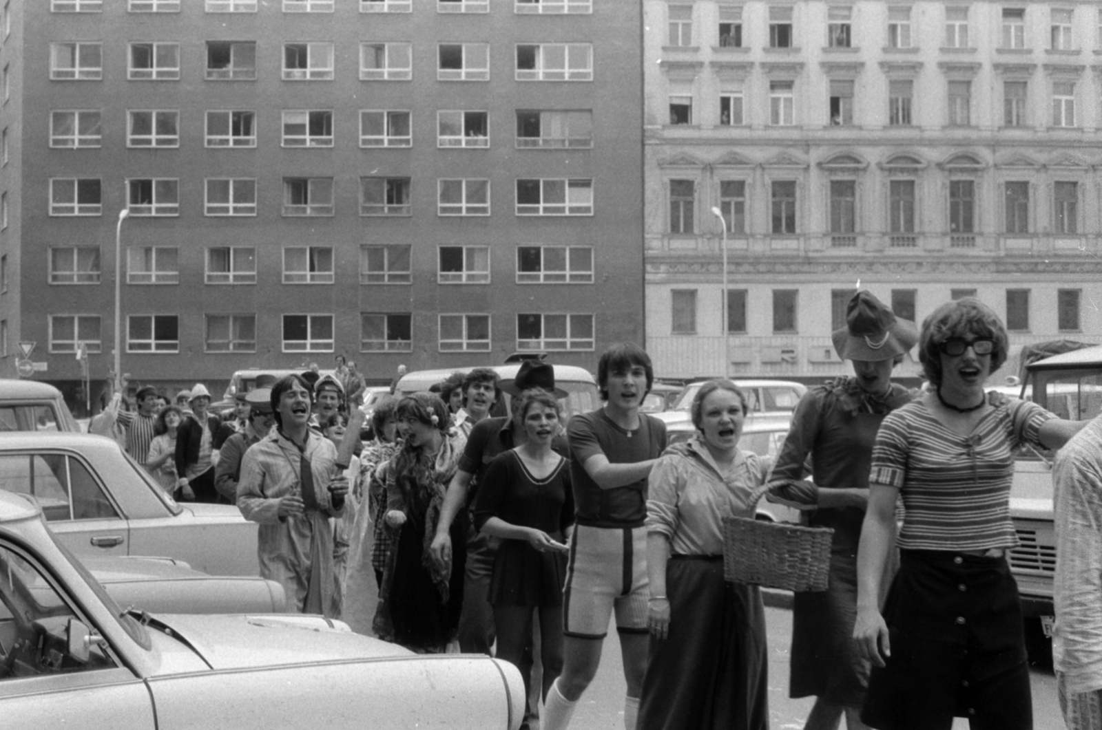 Hungary, Budapest V., Deák Ferenc utca, szemben a Bécsi utca házsora., 1975, Ungvári György, Budapest, graduation, cross-dressing, costume, Fortepan #189256