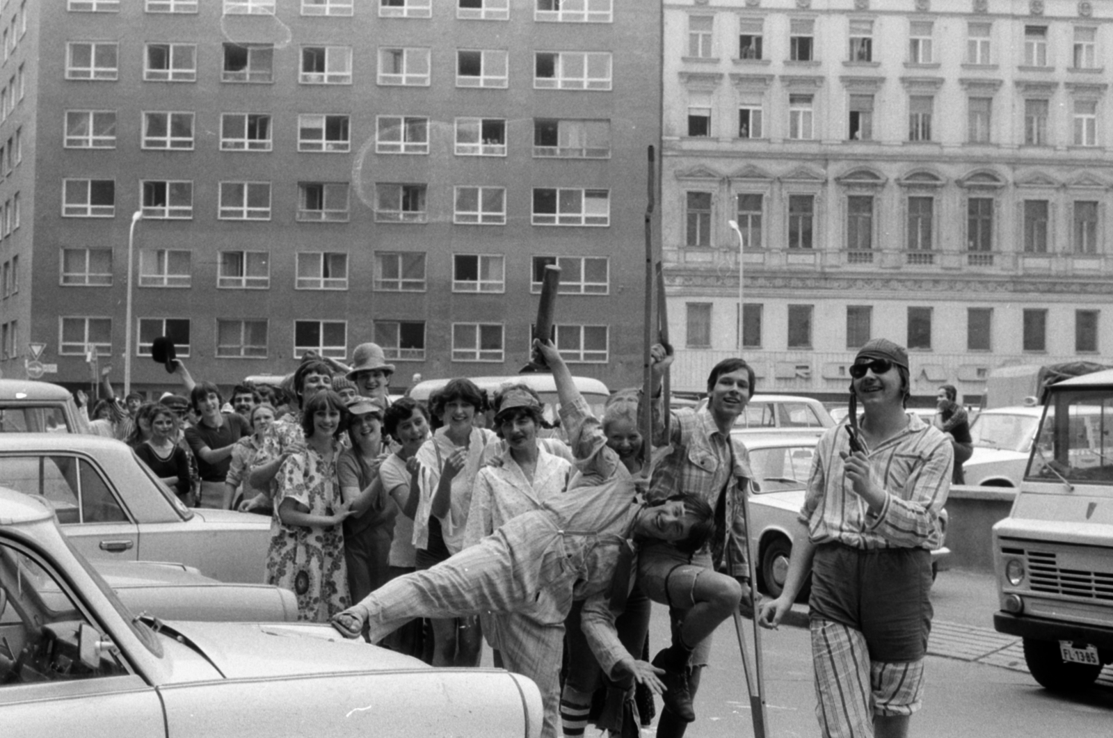 Hungary, Budapest V., Deák Ferenc utca, szemben a Bécsi utca házsora., 1975, Ungvári György, Budapest, fun, crutch, nightgown, Fortepan #189257