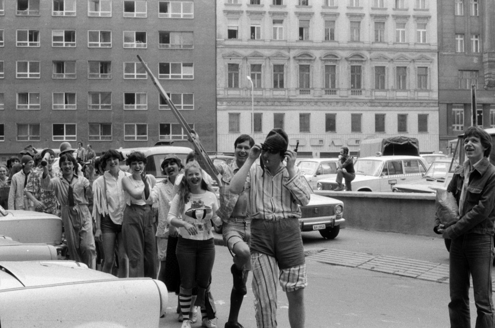 Hungary, Budapest V., Deák Ferenc utca, szemben a Bécsi utca házsora., 1975, Ungvári György, Budapest, fun, graduation, Fortepan #189258